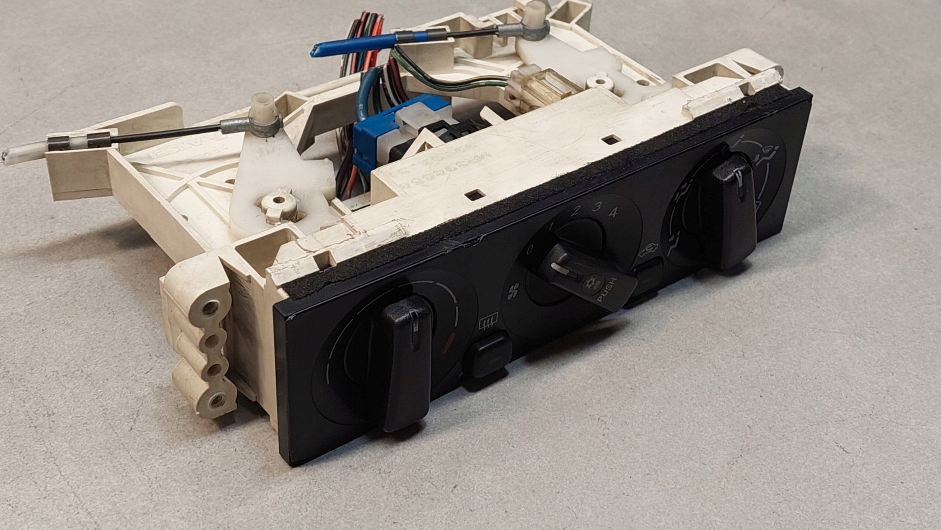 comandi clima SPACE WAGON III MR398658
