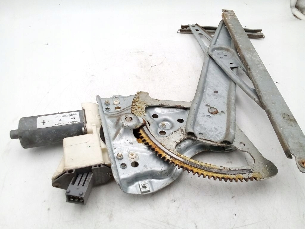 Toyota Avensis T25 II 2 window regulator left front front EU 69820-05050