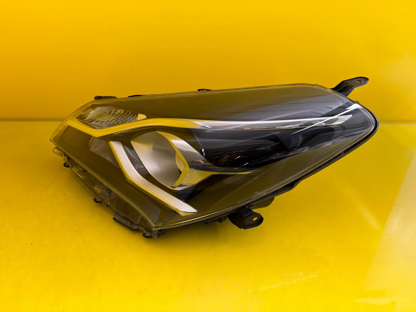 light left Toyota Yaris III Lift 2017-2020 lens