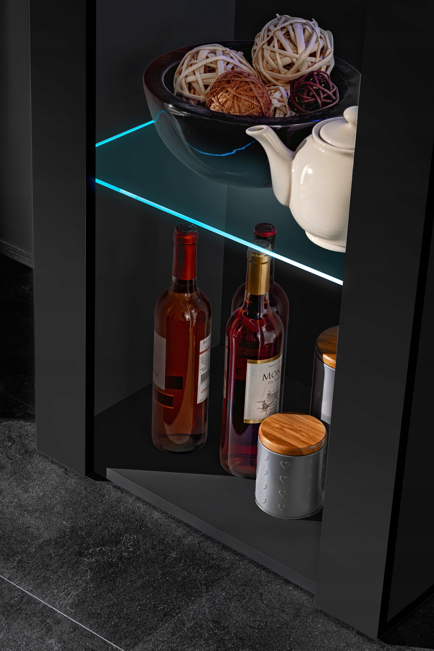 komodee Tivoli Witryna Stojąca Czarny Szklane Półki Niebieski LED Wysokość mebla 159 cm