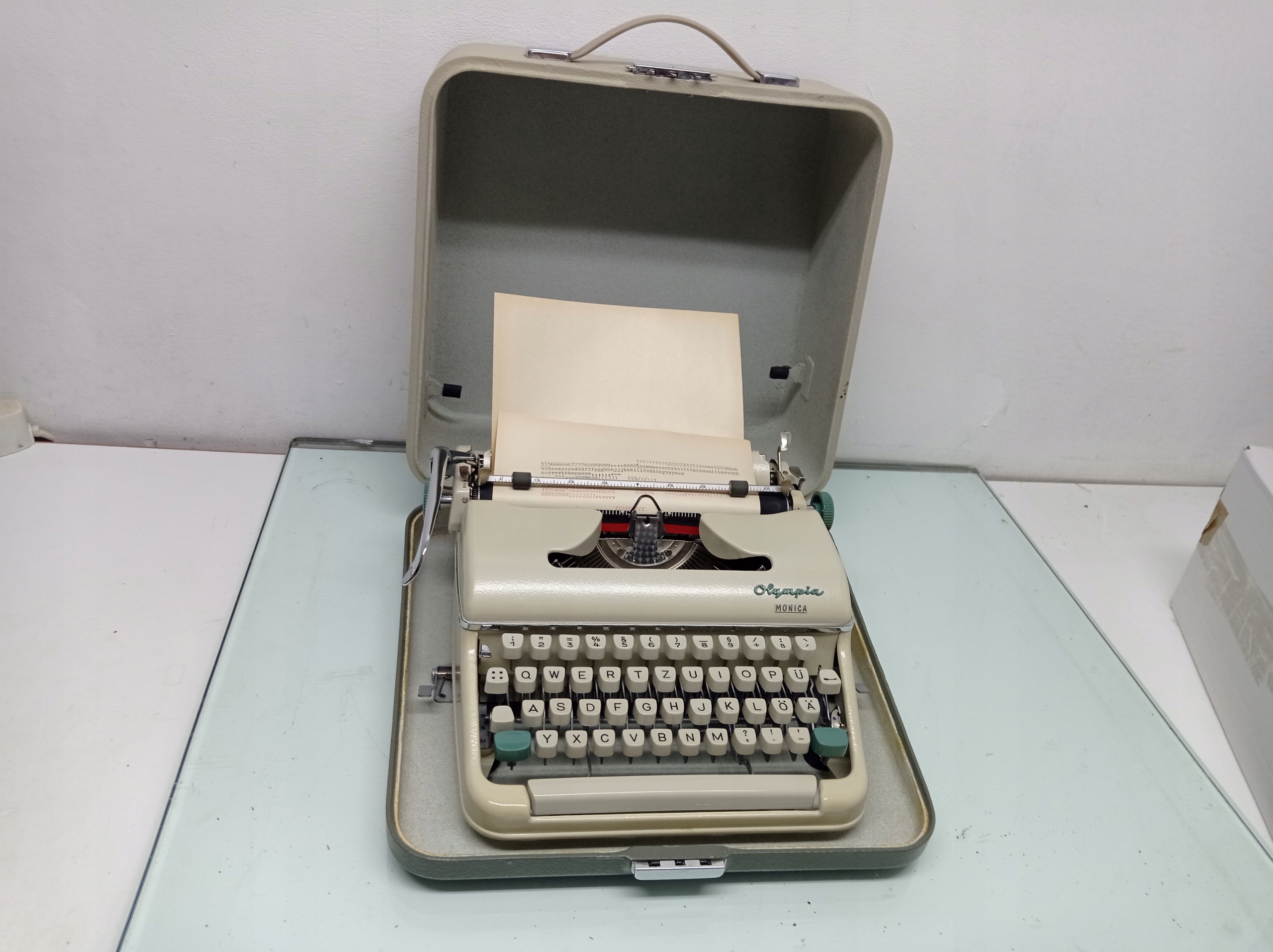 ŚLICZNA ZADBANA MASZYNA DO PISANIA - OLYMPIA MONICA - WALIZKA