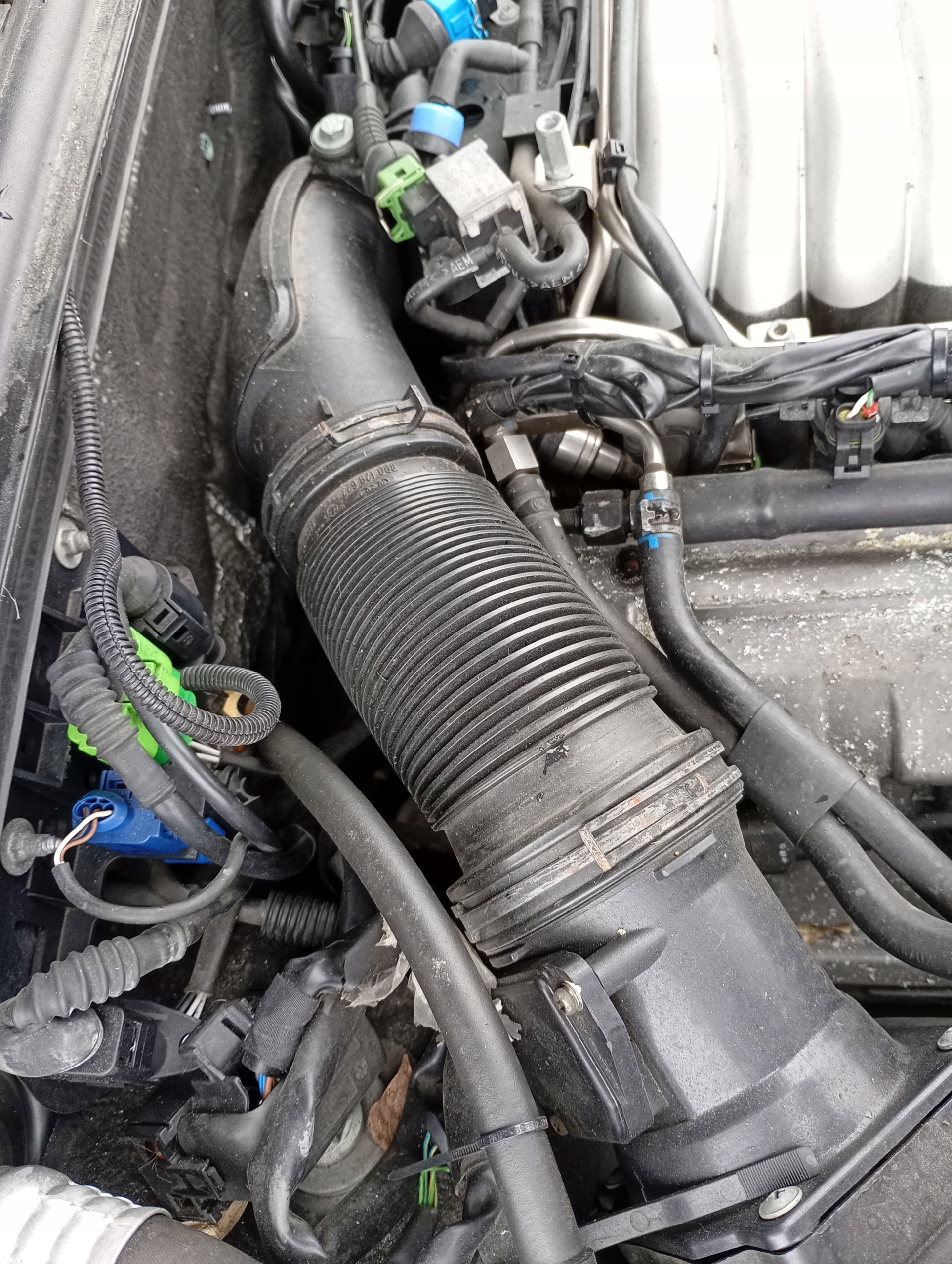 Audi A4 B6 00-06 trouba vedení vzduchový 2.4