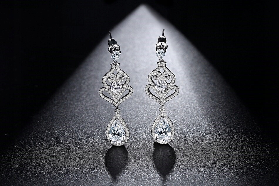 EKSKLUZYWNE KOLCZYKI, DIAMENTOWE CYRKONIE, PIĘKNE Rodzaj zapięcia sztyft