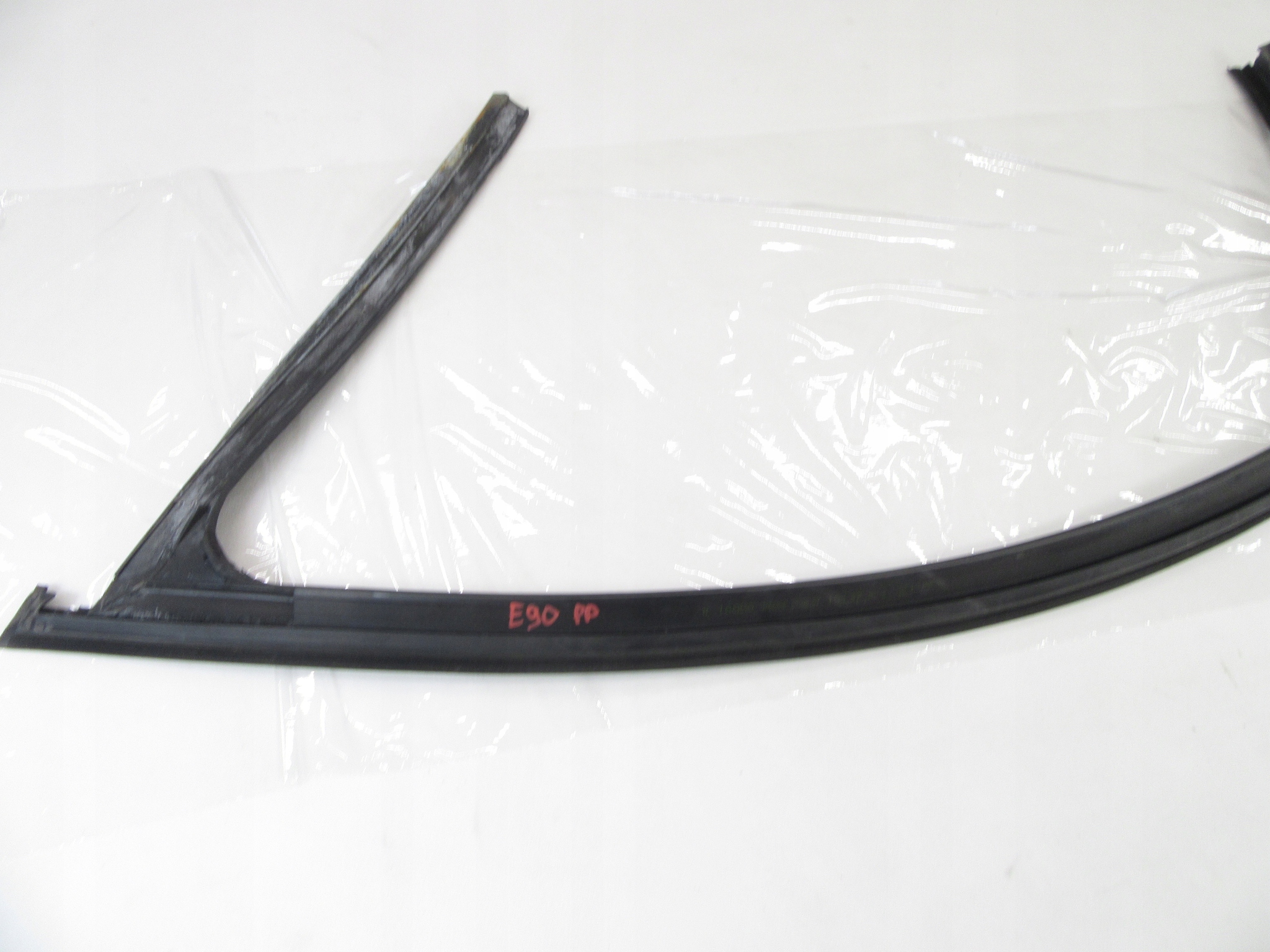Prowadnica windows gasket door front right BMW e90 e91 sedan KOMBI