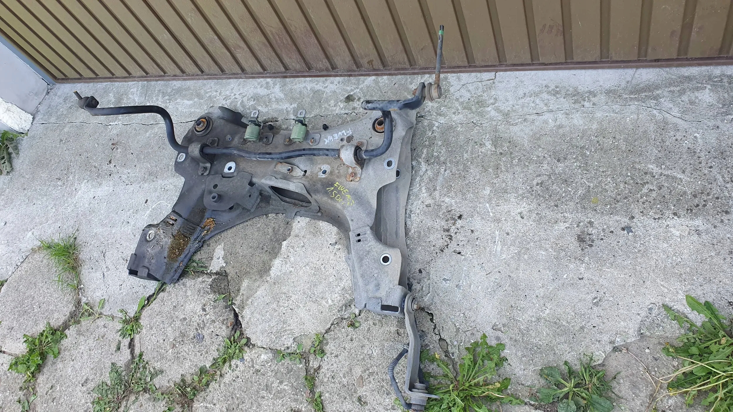 Renault Fluence 1.5 DCI axle beam subframe springing of the engine