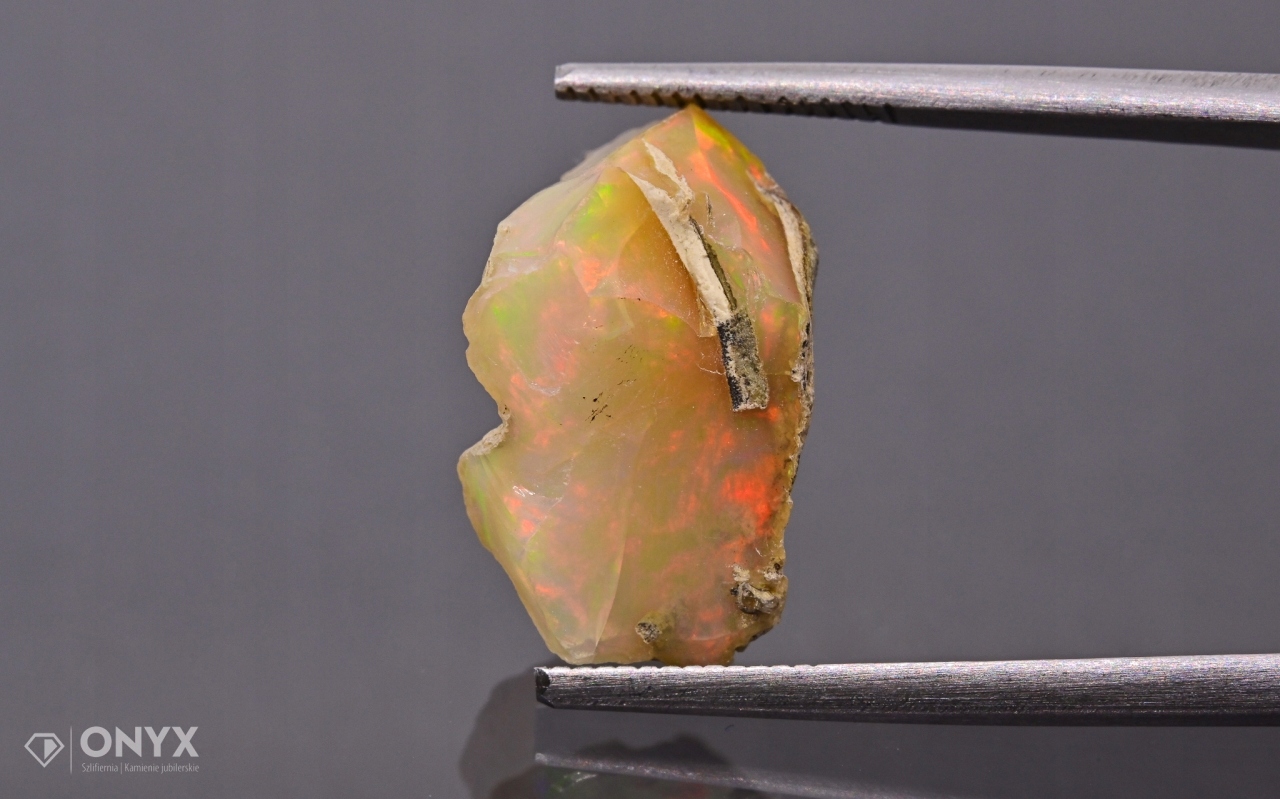 Opal z Etiopie hrudka 16x9 mm