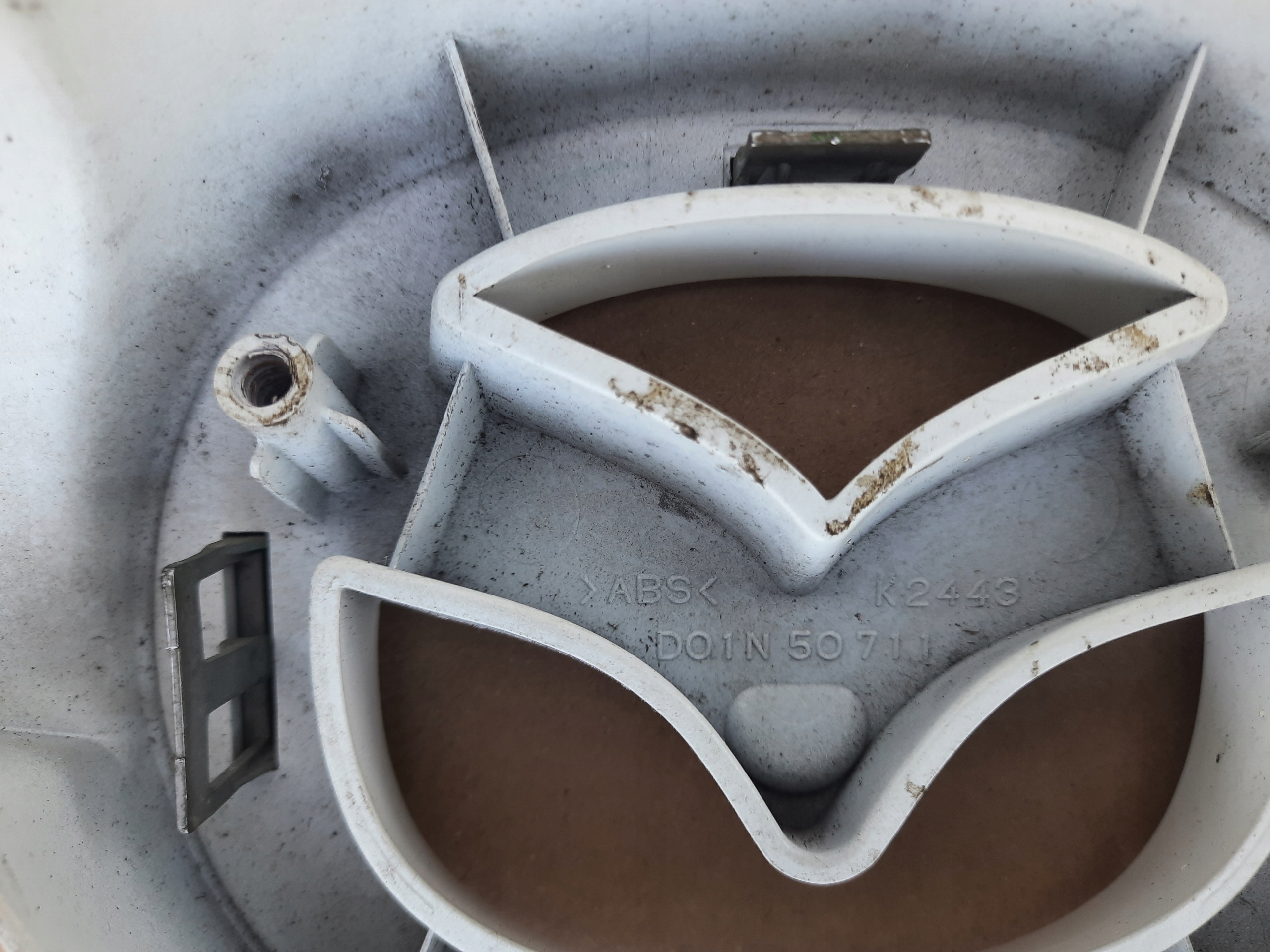 mazda 2 II 07-> решетка радиатора логотип оригинал