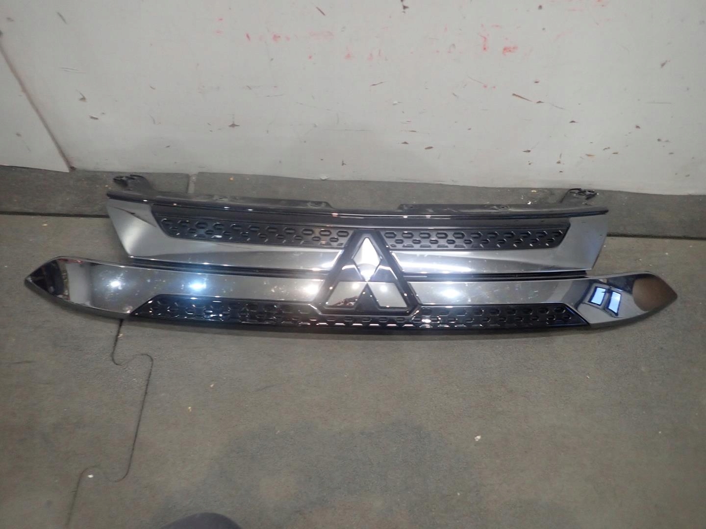 Grill MITSUBISHI OUTLANDER III LIFT 18