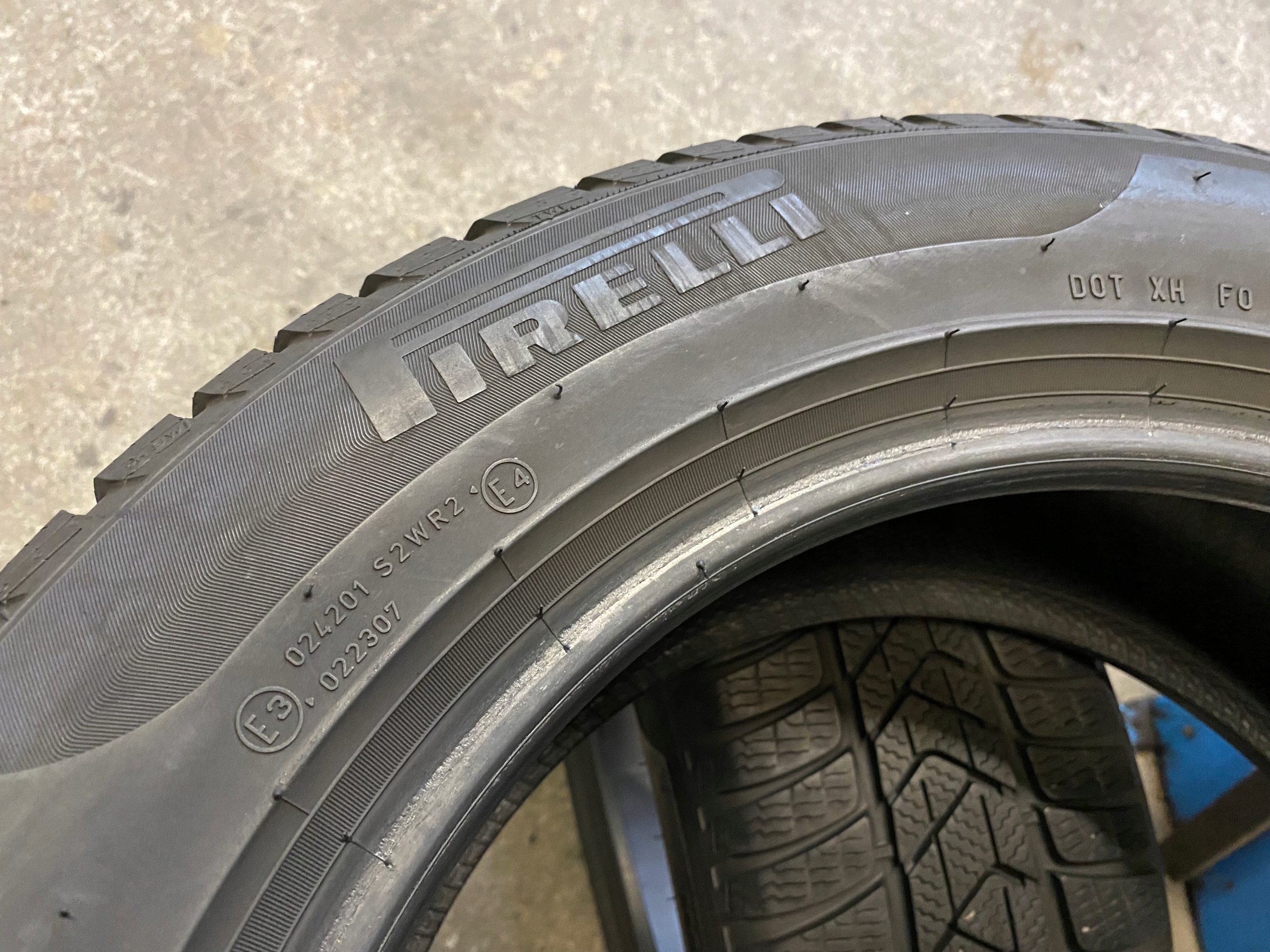 2 tyres winter 205/60R16 Pirelli SOTTOZERO 3 7mm