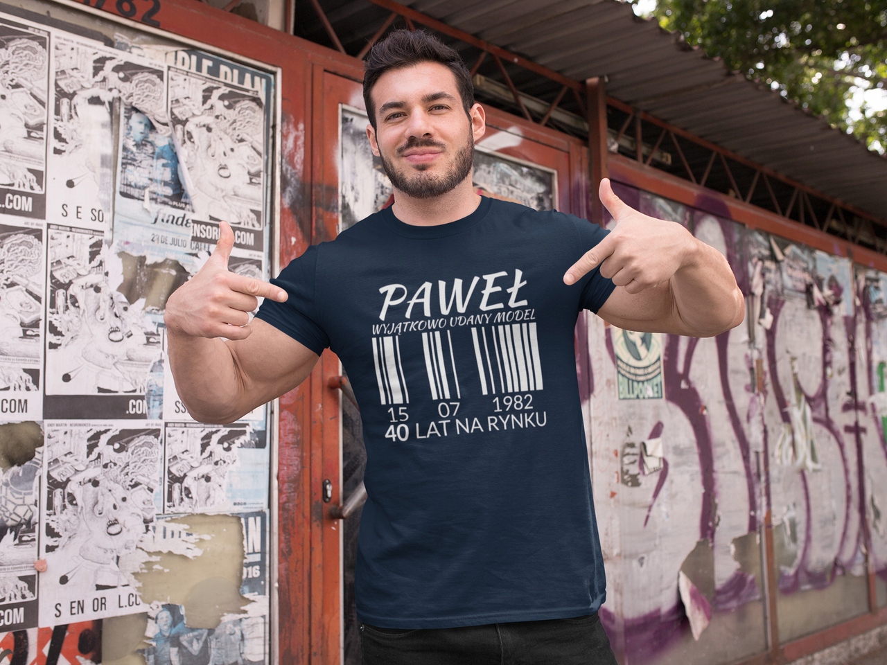 KOSZULKA PREZENT URODZINY PODAJ IMIĘ WIEK 1-99 Wzór dominujący print (nadruk)