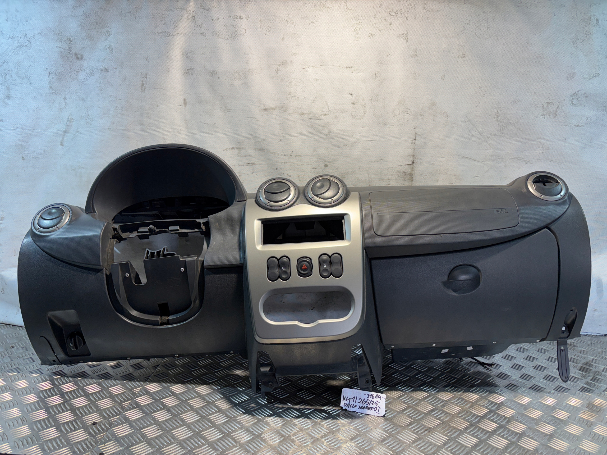 dashboard instrument panel Dacia Sandero and 820073738433