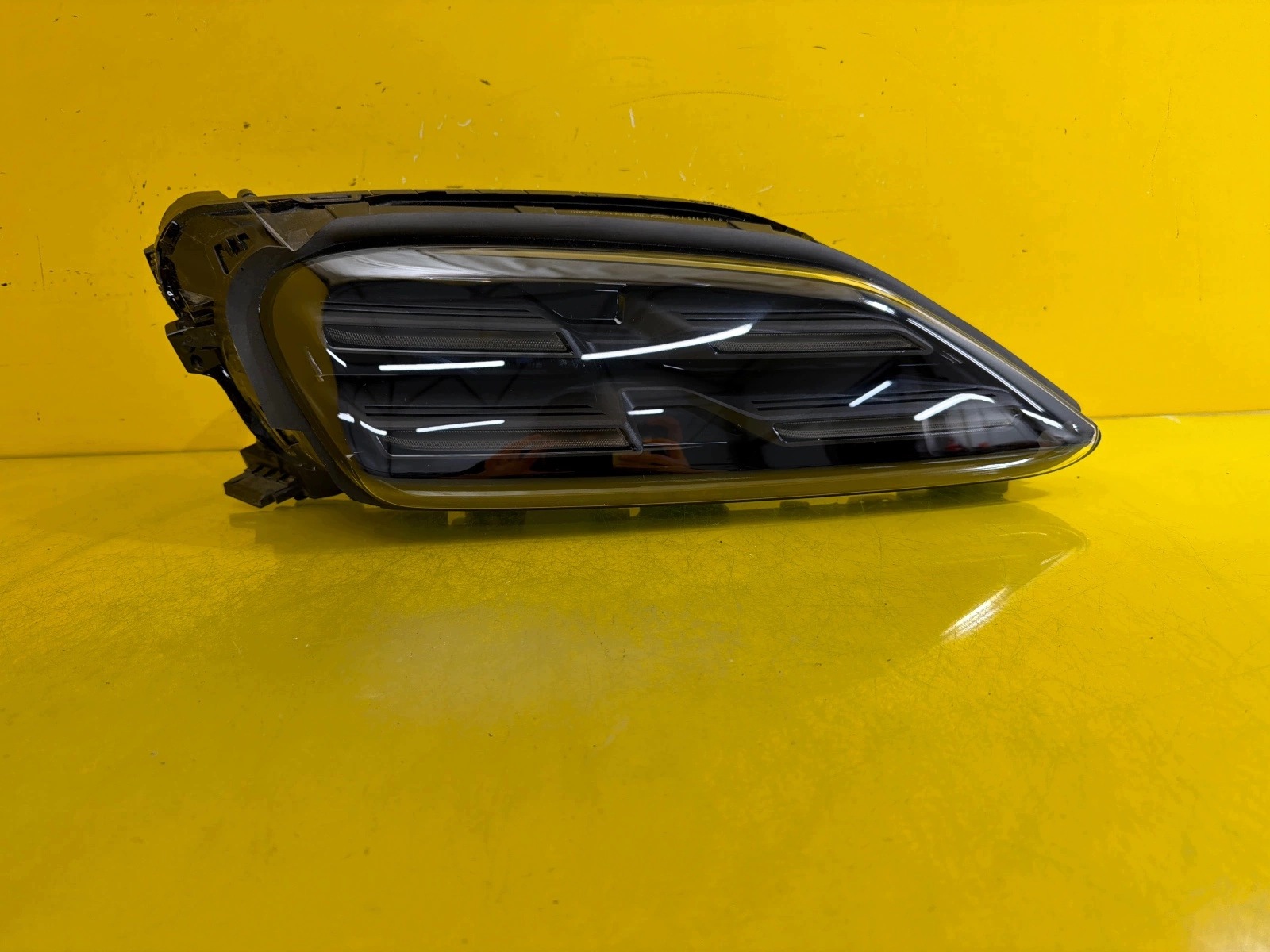 light right front Porsche Macan 95C 2024- 95C941006J BASIS LED