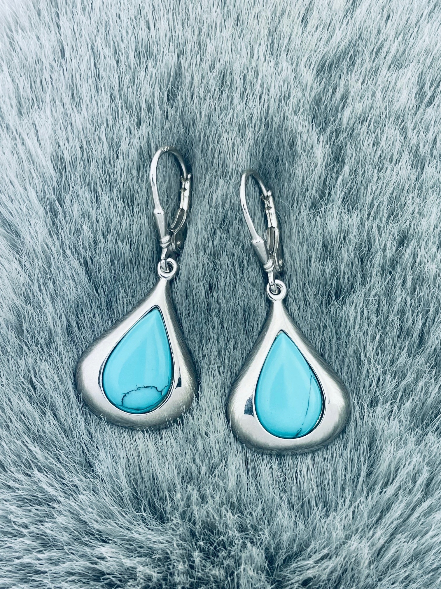 Stříbrné náušnice s kapkami slzy a modrým tyrkysem