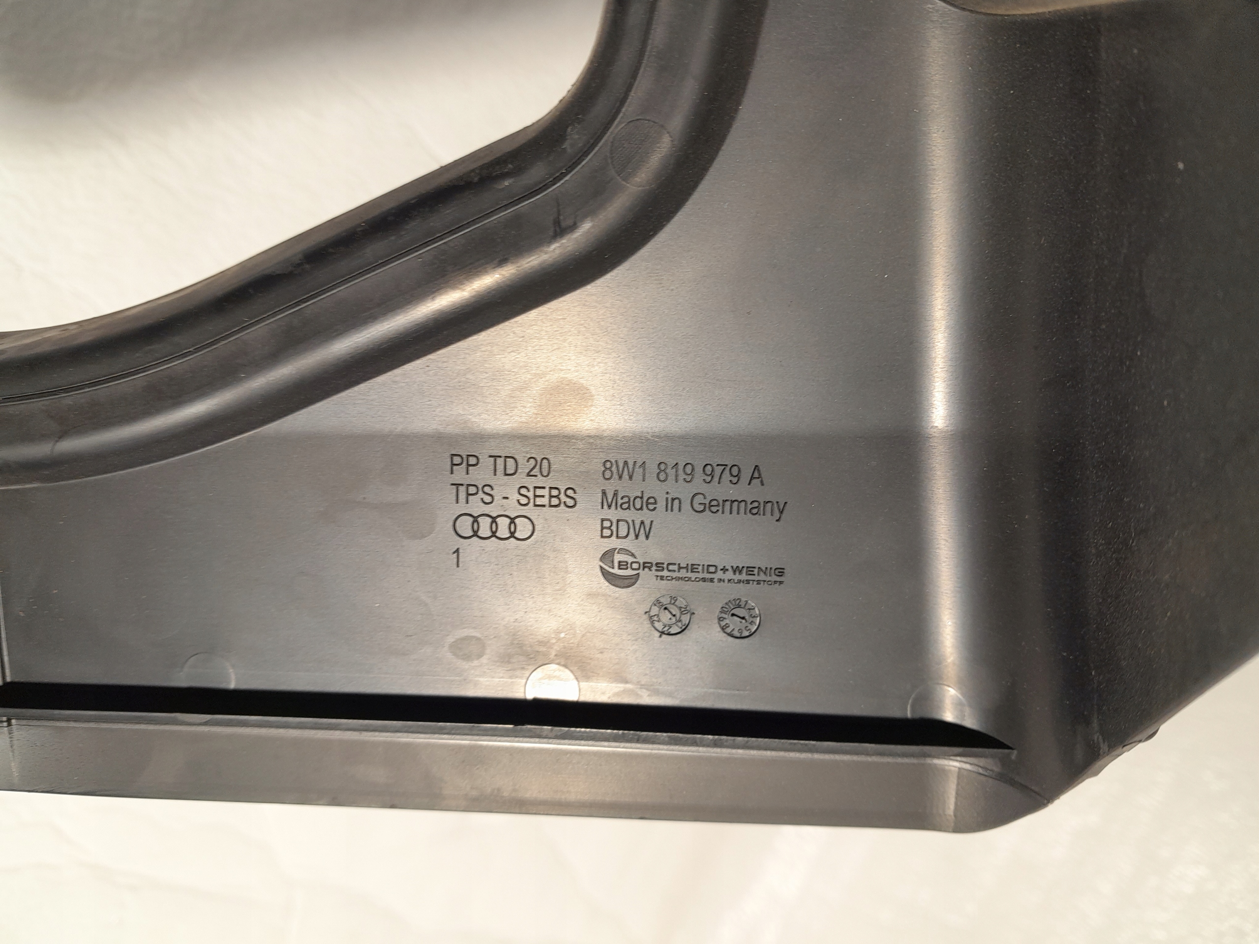 AUDI A4 B9 LIFT RYNNA under the window 8W1819979A