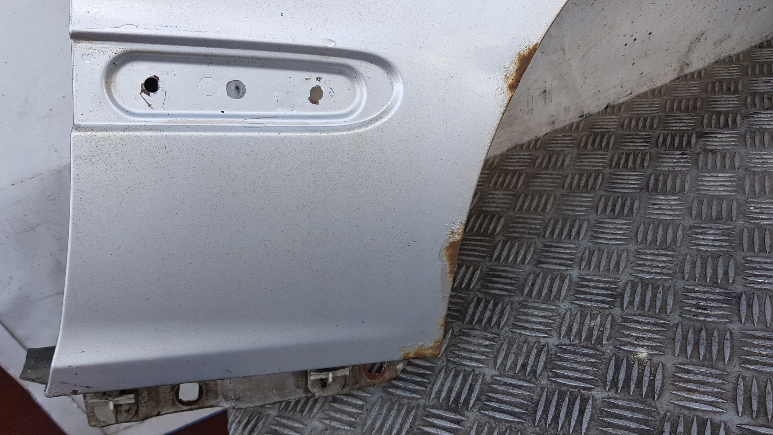 MERCEDES W203 fender right front 744 srebrny