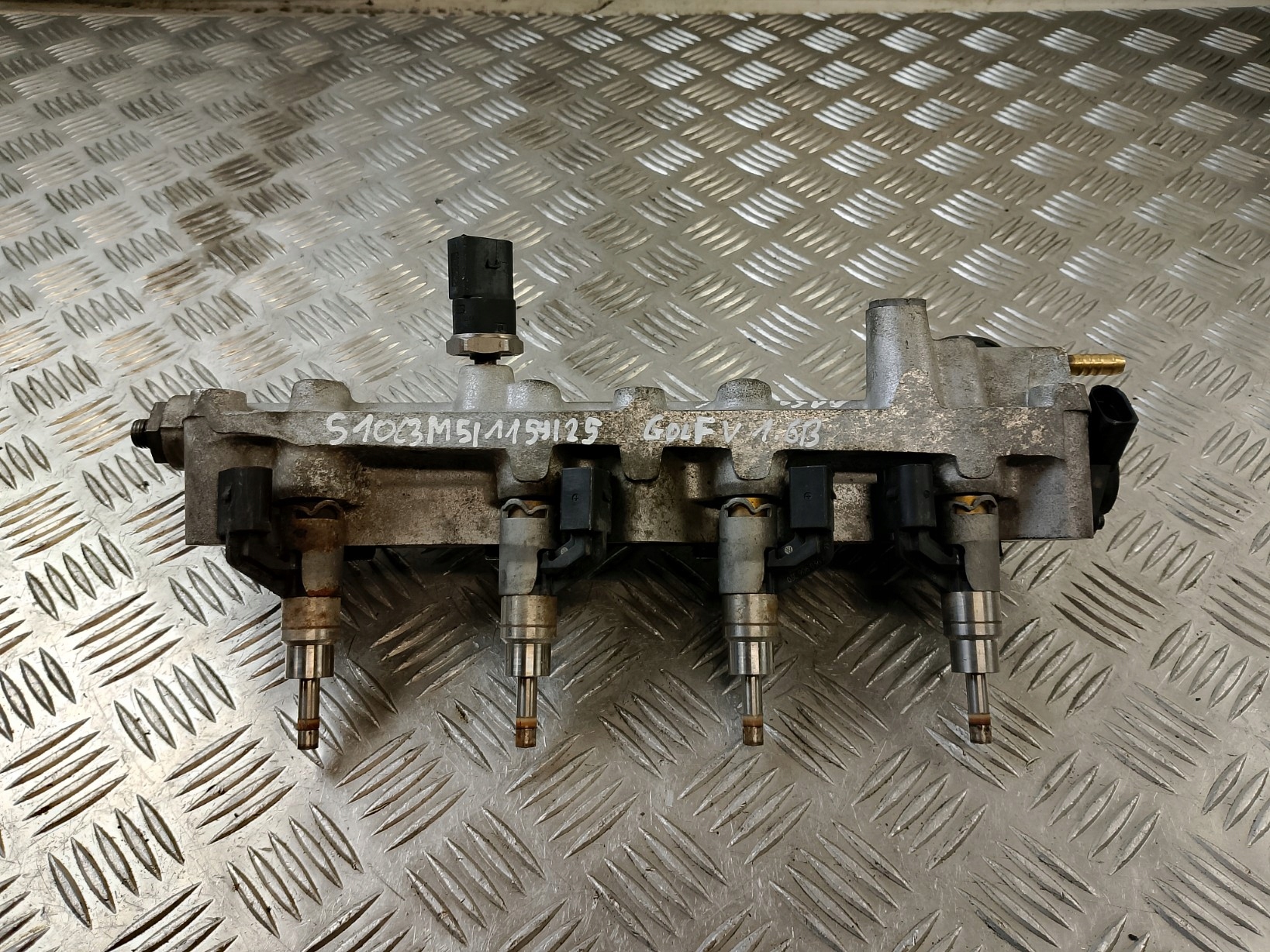 Saugrohr Unterteil + Einspritzdüse VW GOLF V 5 1.6 B 03C 133 204 AA