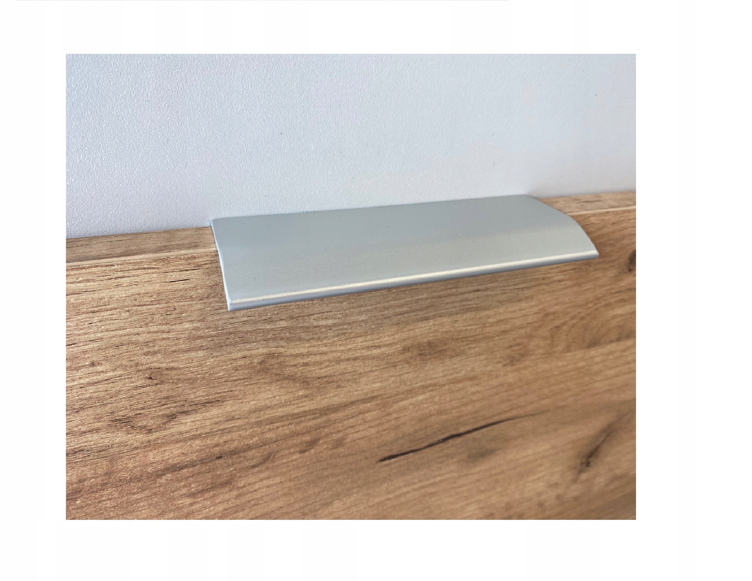 

Uchwyt meblowy krawędziowy Milano L-120 mm Alumini