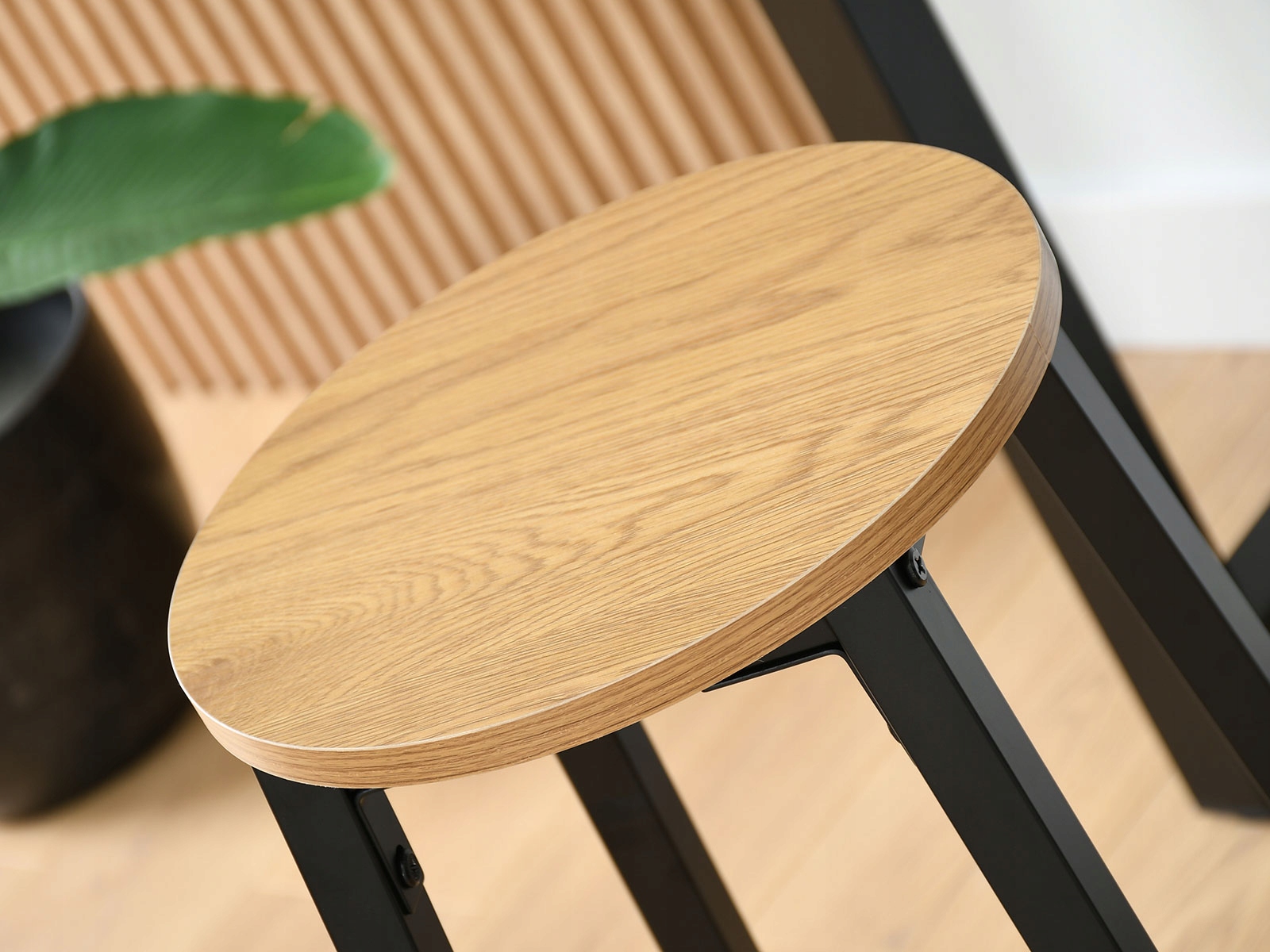 STYLOWA WYSPA KUCHENNA Z DWOMA HOKERAMI REMI DĄB PODSTAWA METALOWA CZARNY Głębokość mebla 40 cm