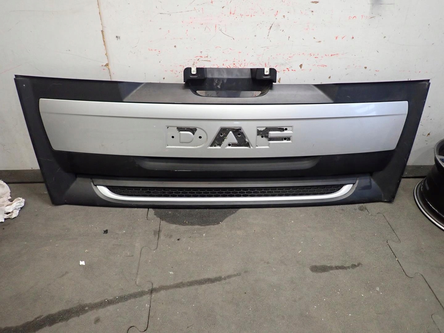 bonnet grille DAF XF 106 1887709