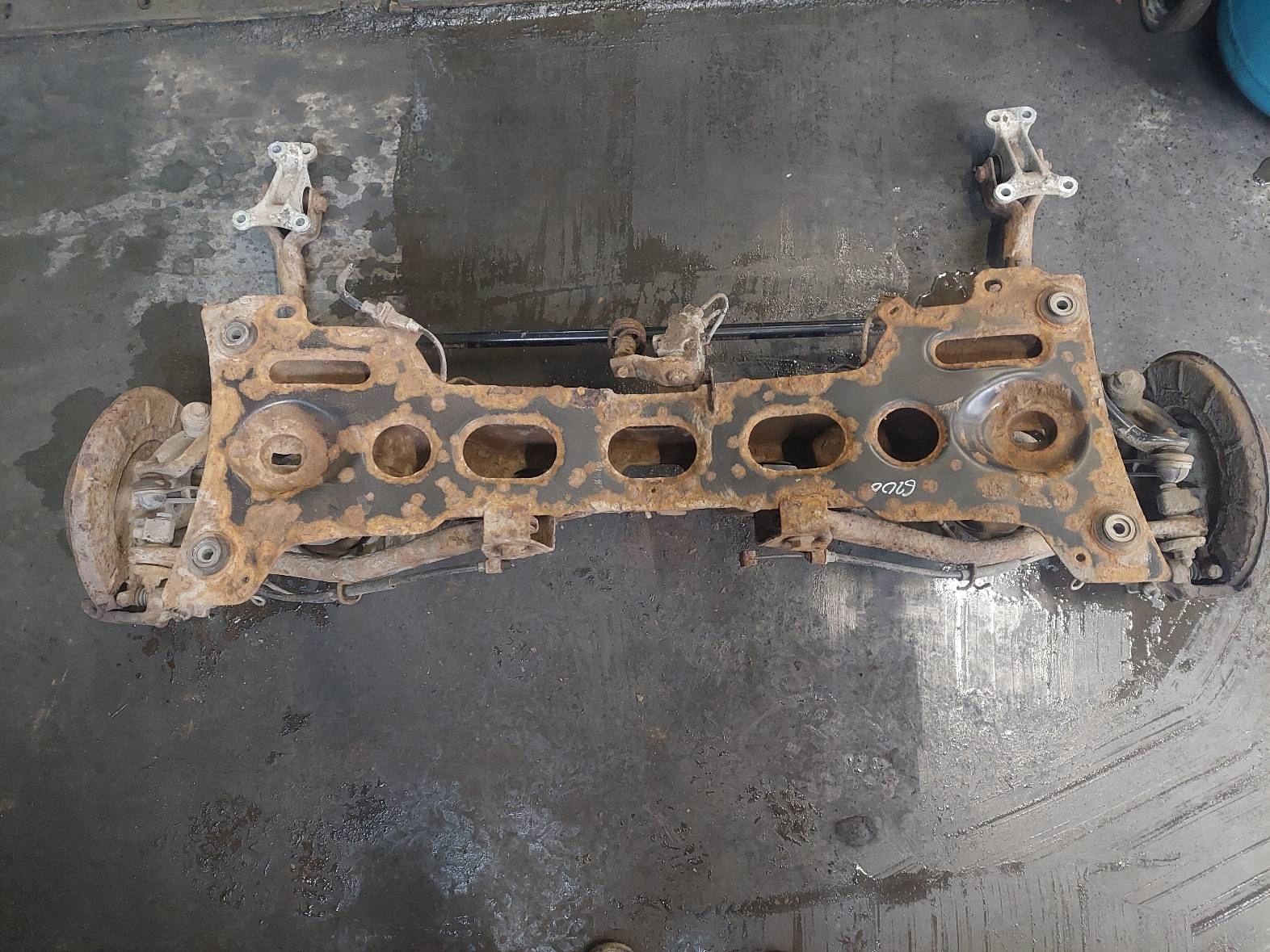 KOMPLETNE ZAWIESZENIE BELKA SANKI TYŁ PEUGEOT 406 I COUPE