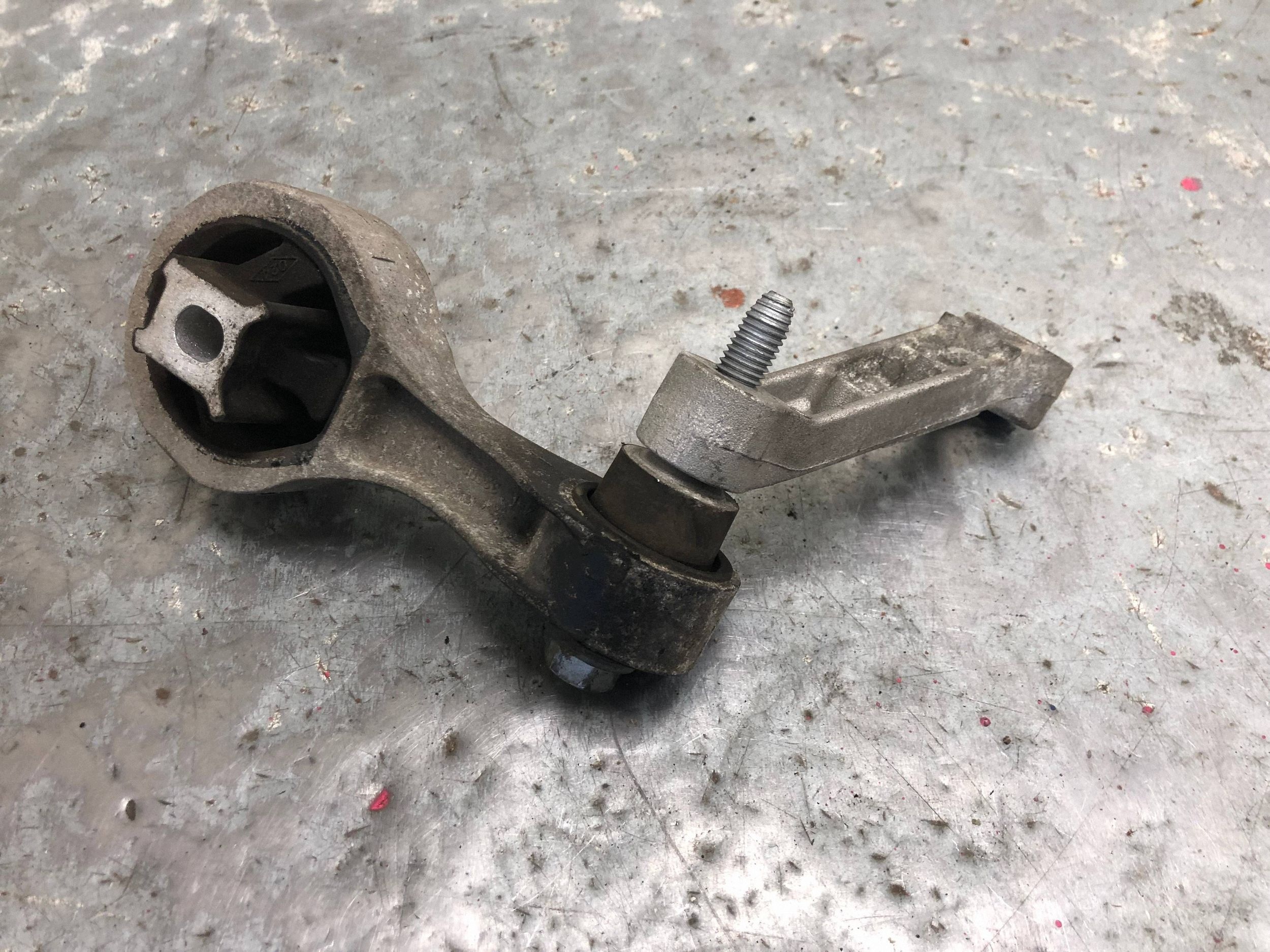 holder engine mount RENAULT TRAFIC III 8200404271