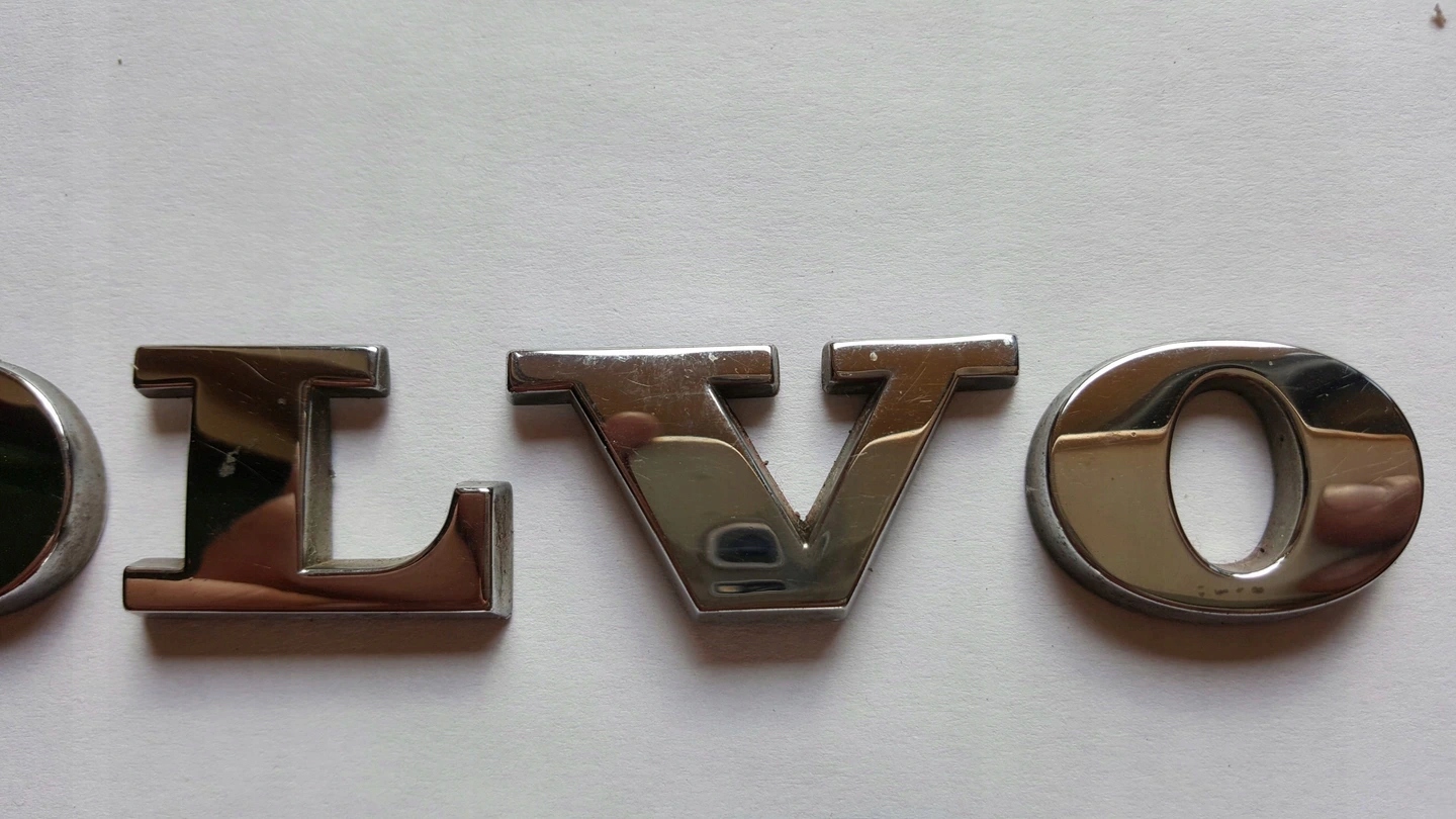 VOLVO S 80 LOGO EMBLEMAT ZNACZEK NA TYLNĄ KLAPĘ Jakość części (zgodnie z GVO) Q - oryginał z logo producenta części (OEM, OES)