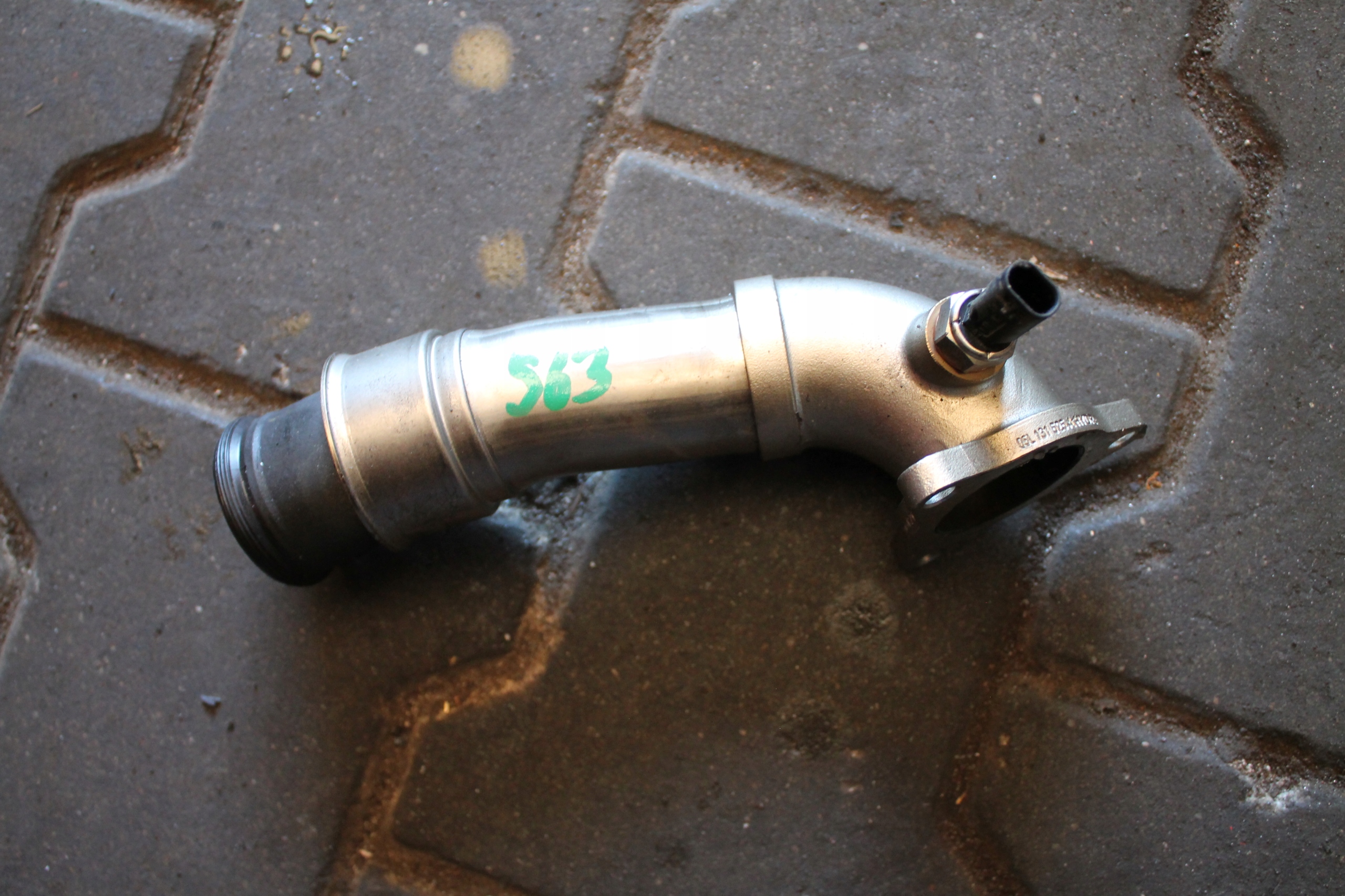 563. pipe air EGR AUDI 05L131525A