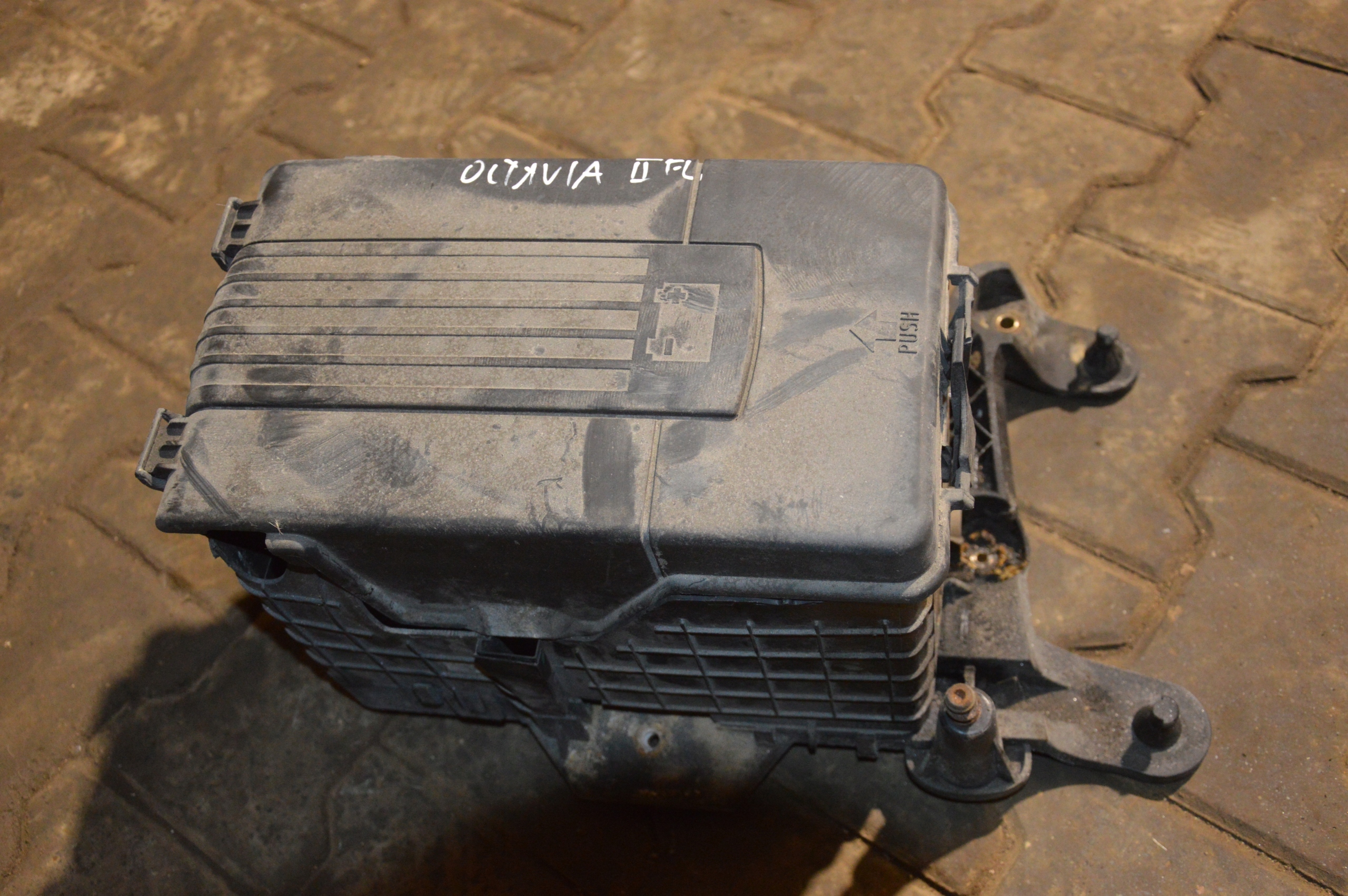 Skoda Octavia II FL Obudowa akumulatora