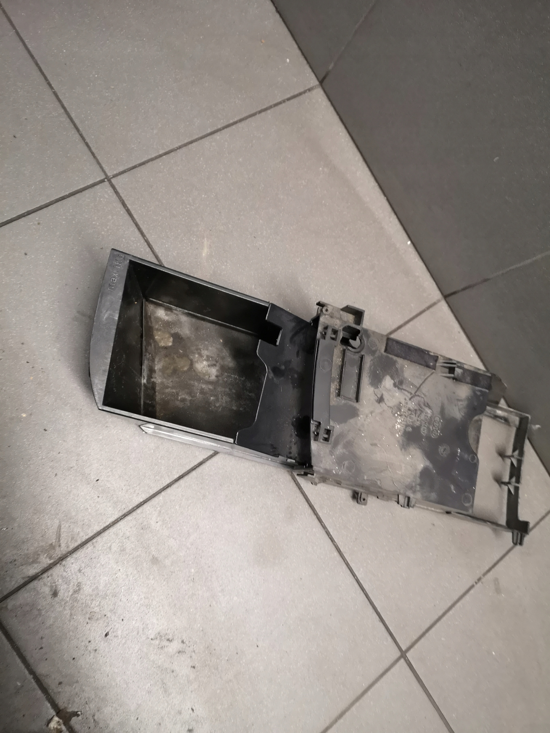 бардачок кресло водители Audi A6 C5 4B0882621L
