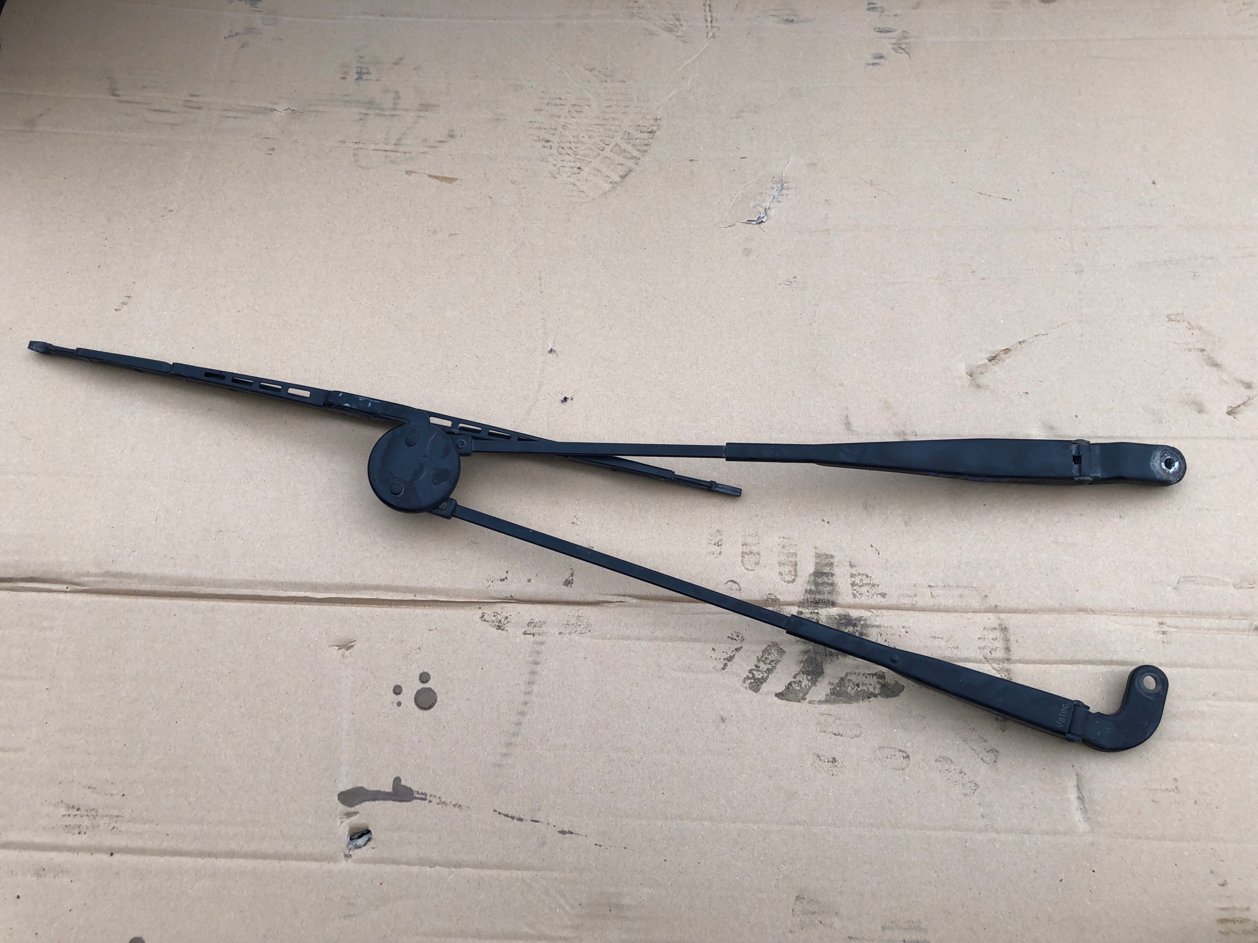 7700820835M - РЫЧАГ СТЕКЛООЧИСТИТЕЛЯ RENAULT TWINGO И 1998-2007 ПЕРЕДНИЙ