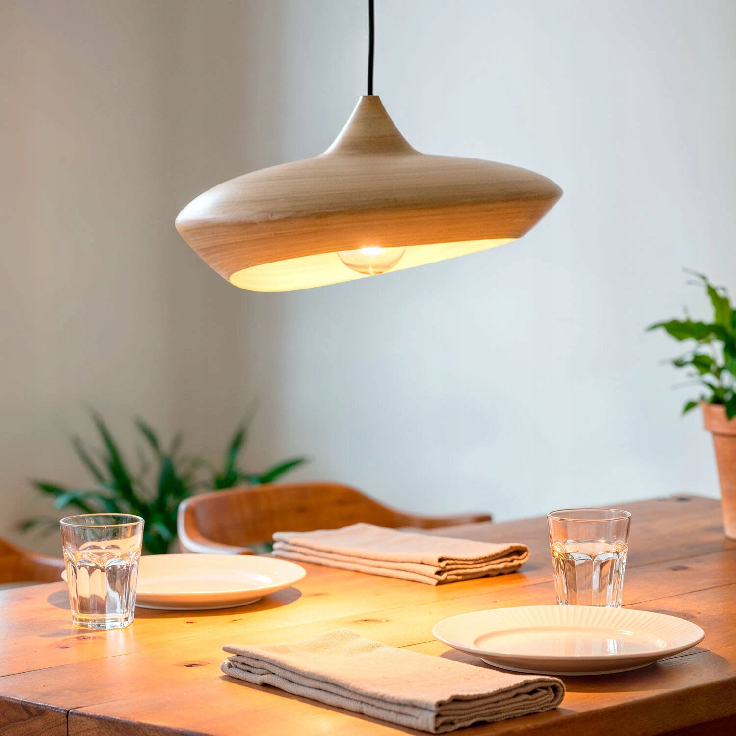 Závěsná lampa z bambusu Shuka Kero