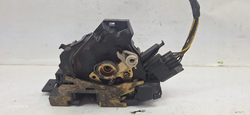 lock door FORD FOCUS and left front 2S4AA21813CB