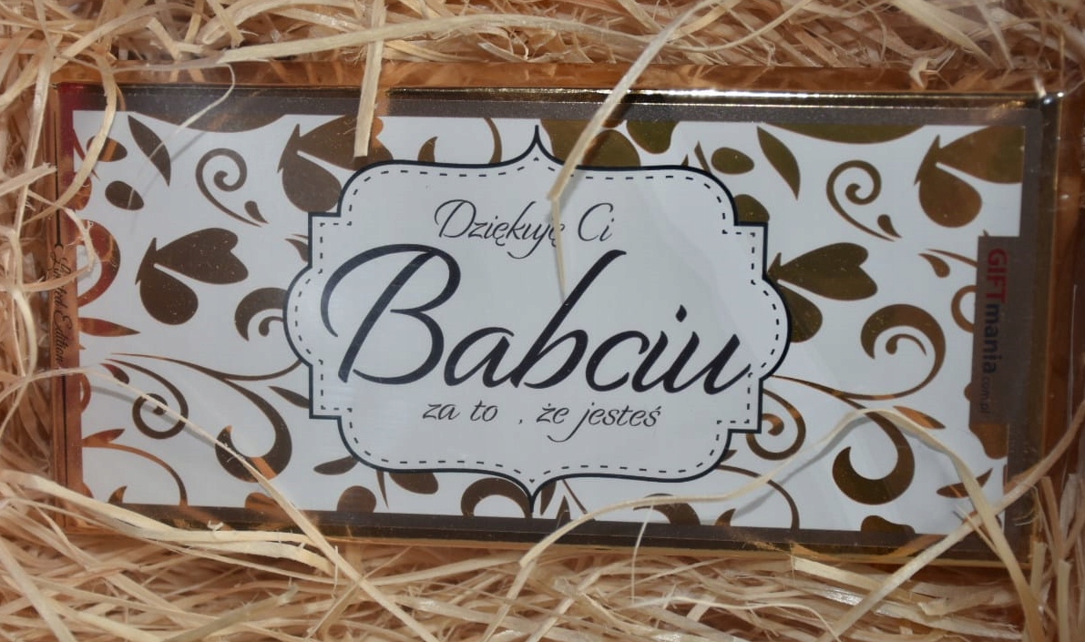 zestaw prezentowy z szarym ręcznikiem "Super babcia" i kubkiem "Super babcia" w ozdobnym opakowaniu — 3