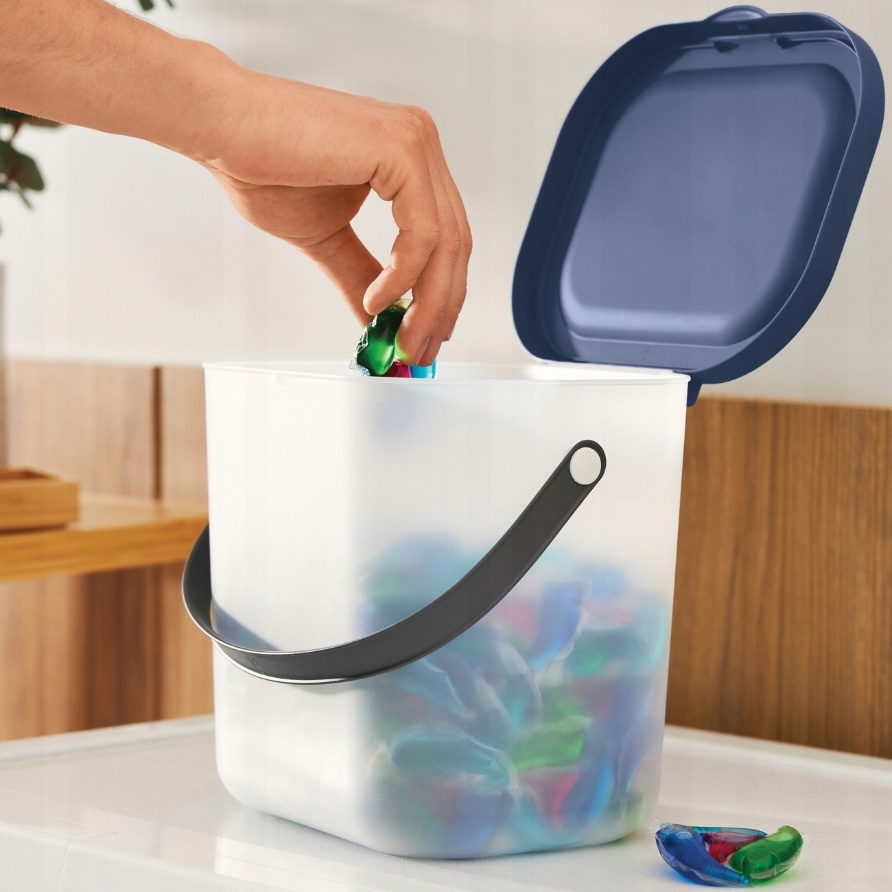 Pojemnik na proszek detergenty łazienkowy Rotho 6l Pojemność 6 ml