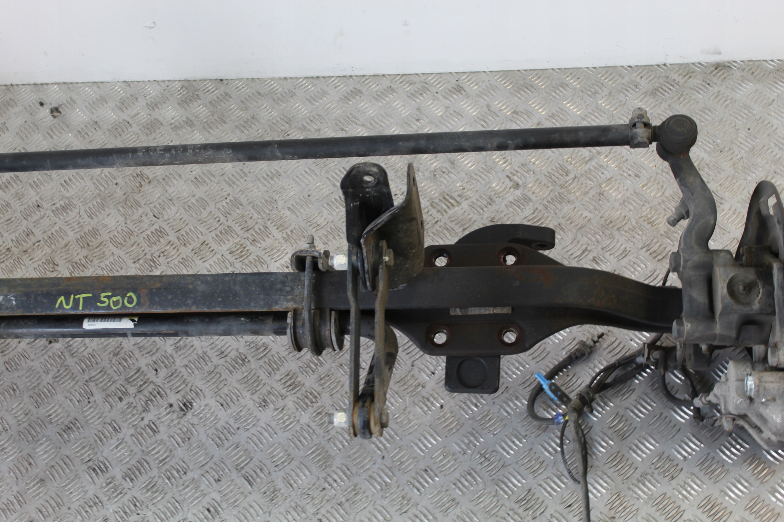 axis suspension beam front swings NISSAN NT500