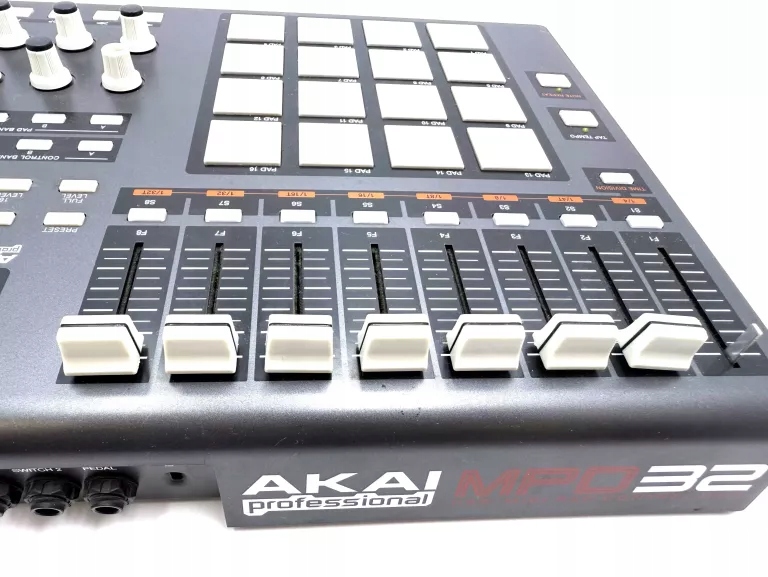その他 AKAI  MPD32 Amazon.co.jp: Akai Professional MIDIパッドコントローラ MPD32