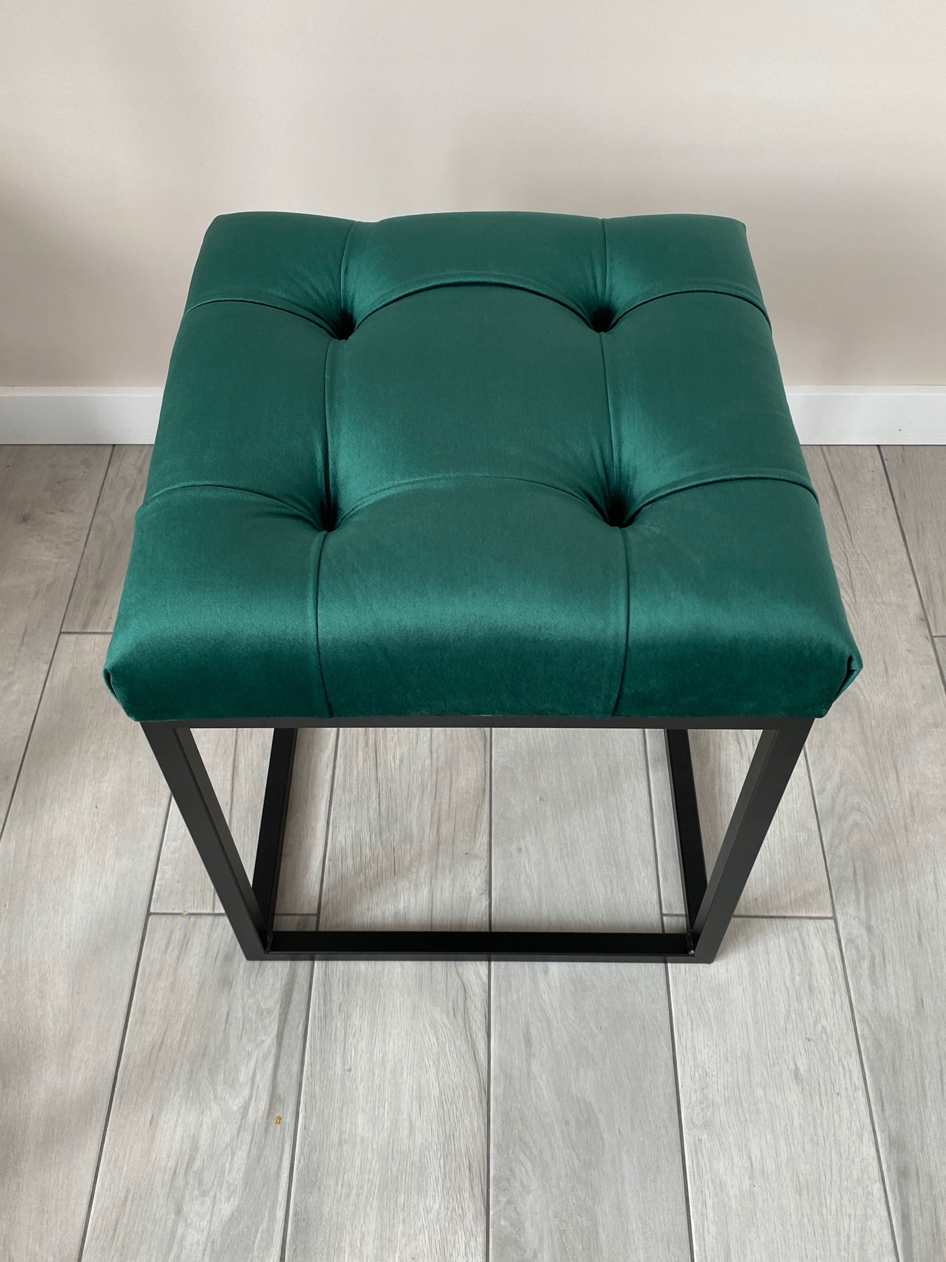 Pufa LOFT butelkowa zieleń tapicerowana podnóżek Szerokość mebla 40 cm