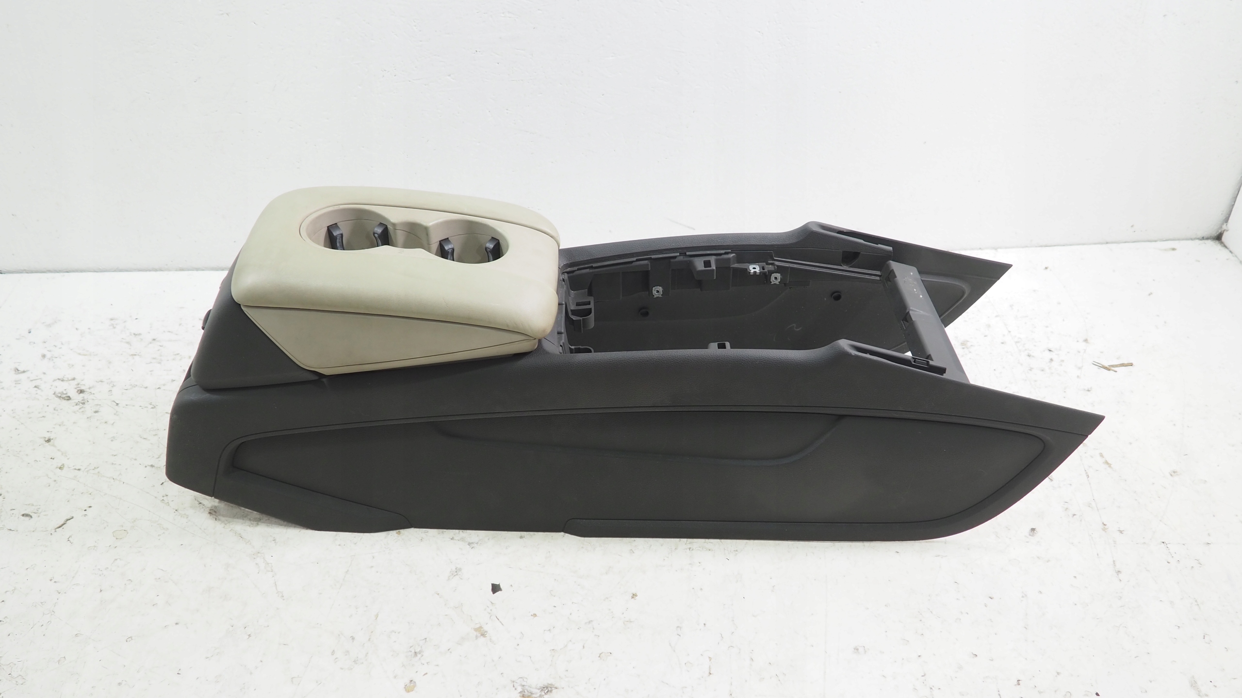Audi Q7 4L tunel central armrest