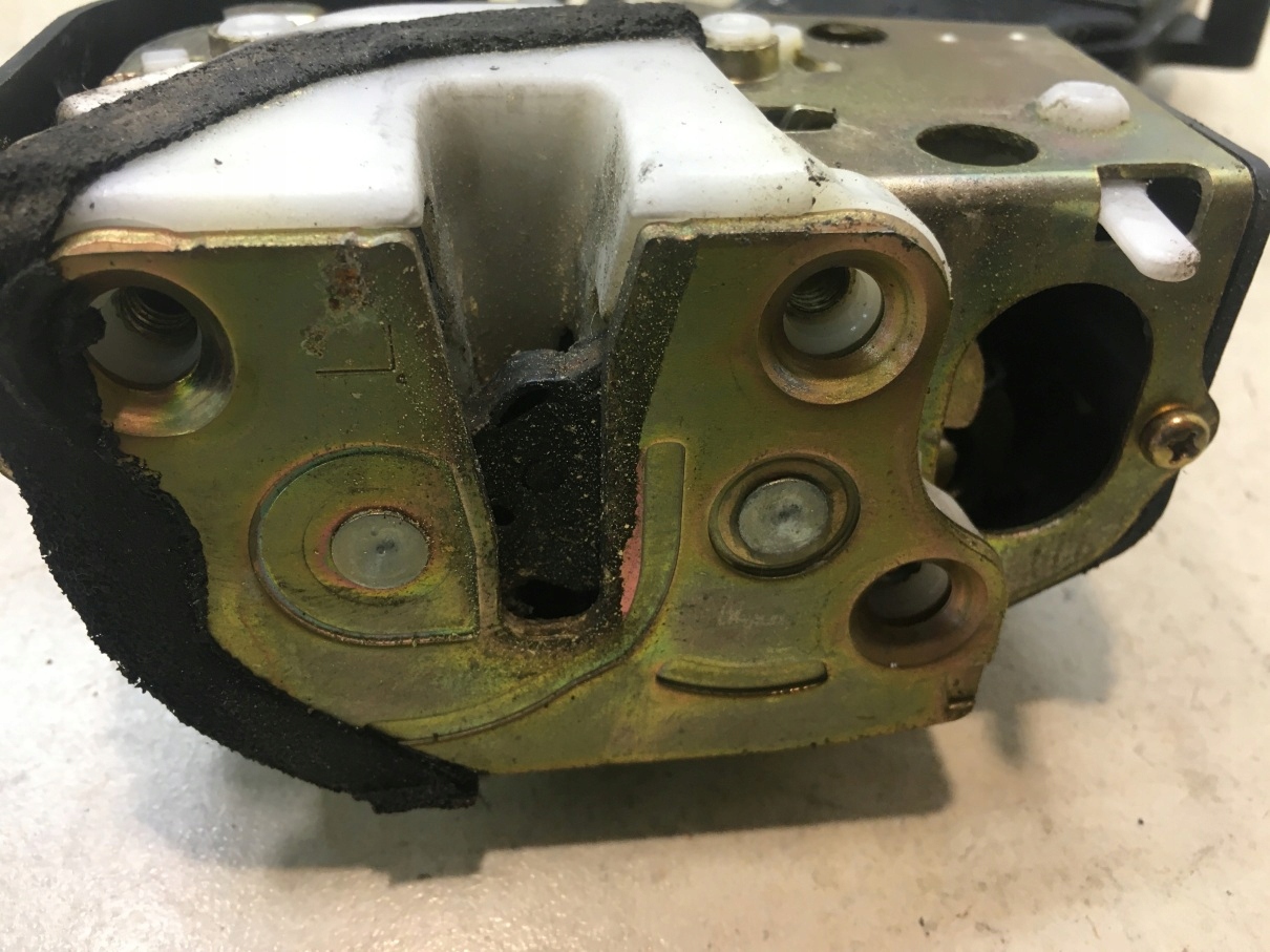 lock door left rear part MAZDA 2 6 PIN 3M71A264A27DG