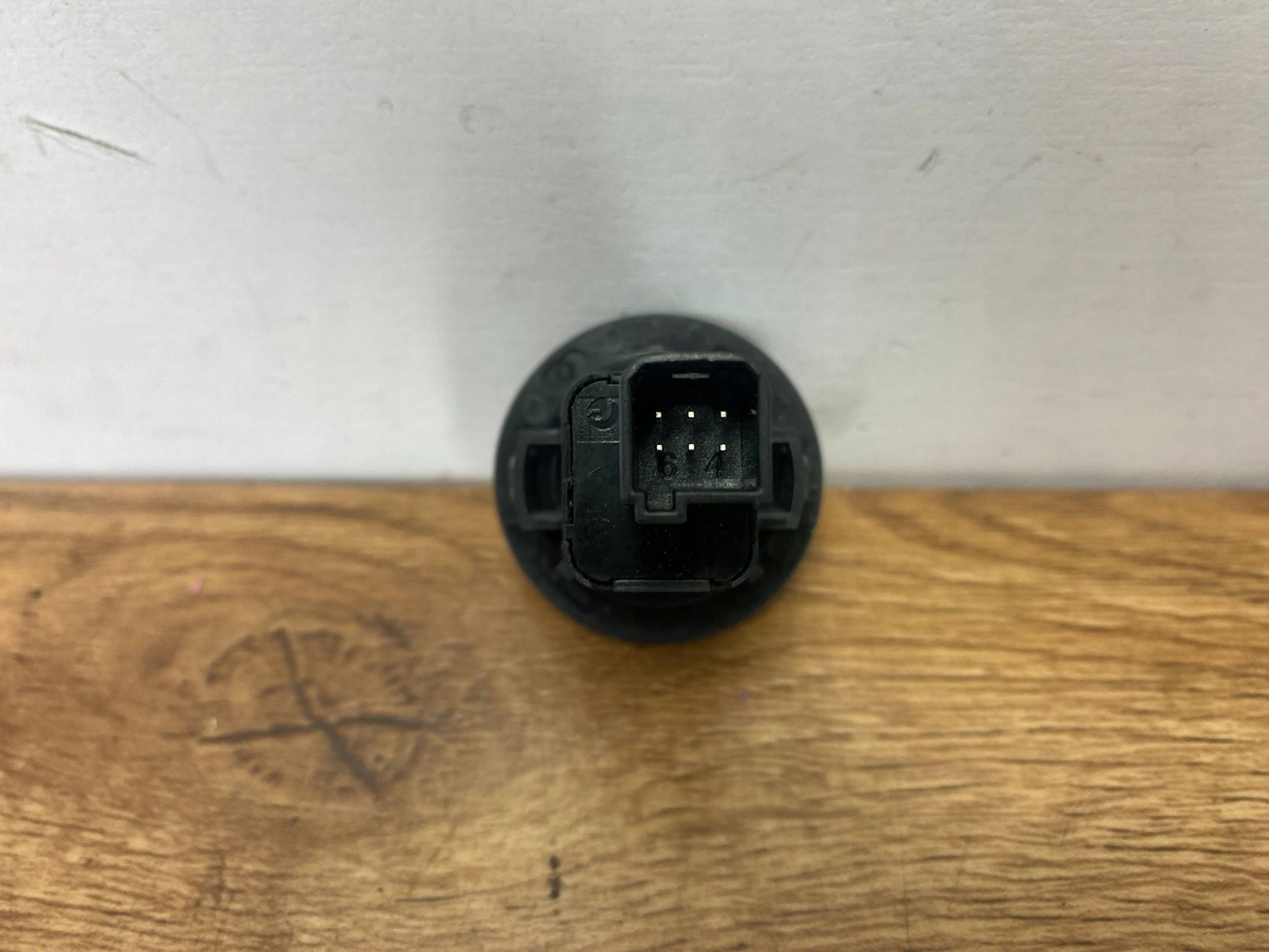 Bouton pour l’ouverture du capot Cadillac CTS III 2014+