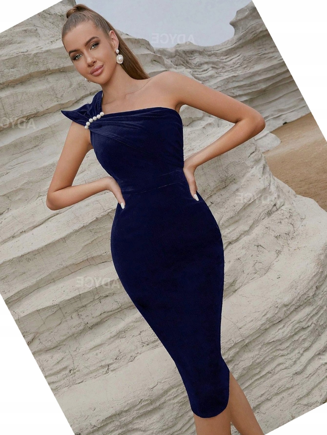 Šaty s perličkami Tmavě modrá Výstupní na jedno rameno Velurová S 36