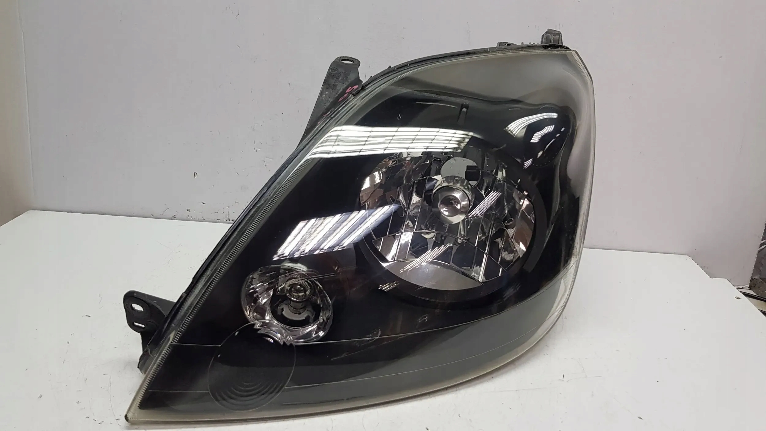 light front left 6S61-13W030-AD Ford Fiesta Mk6 Lift 05