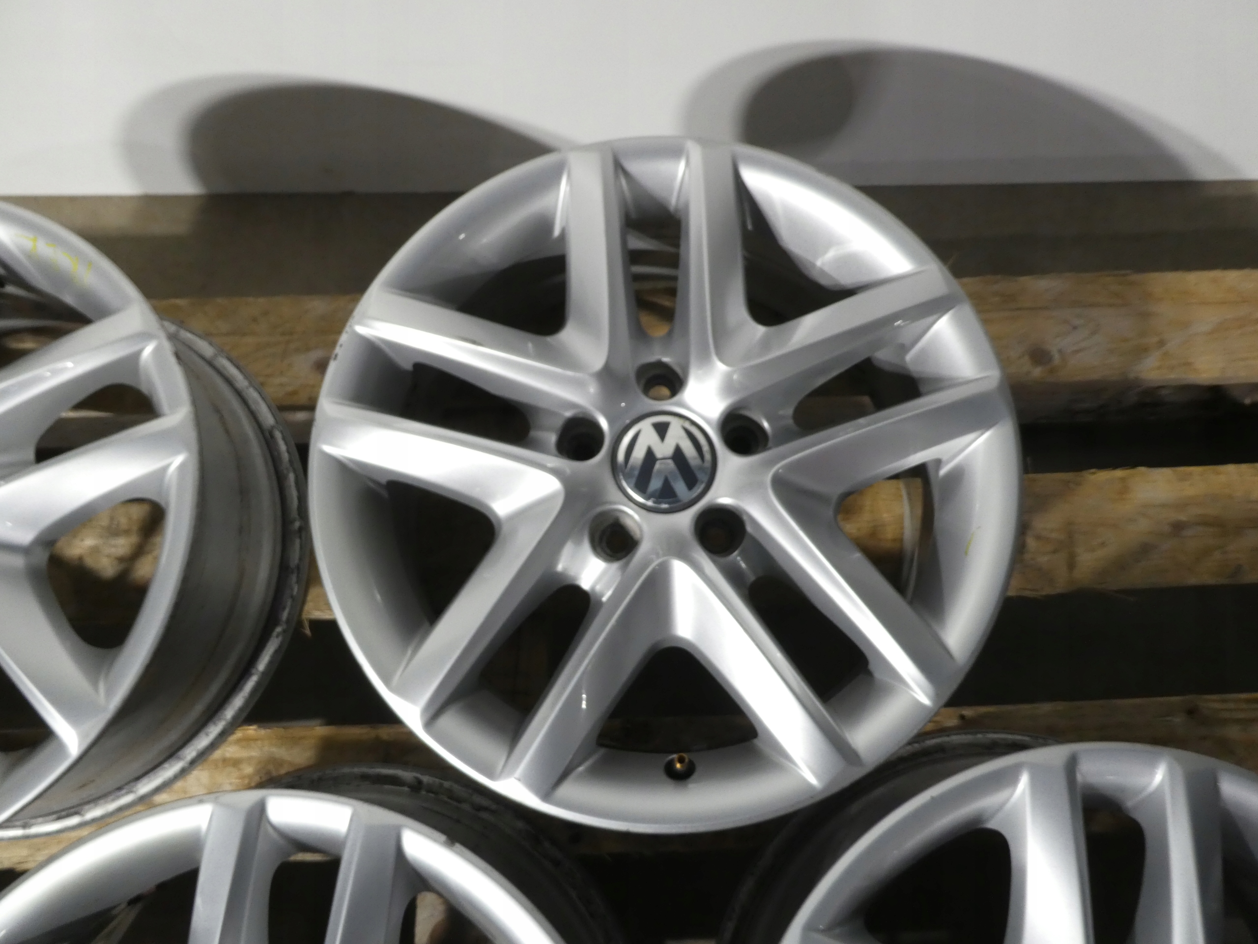 4X CERCHI DI ALLUMINIO CERCHI RUOTE 5N0601025 VW 5X112