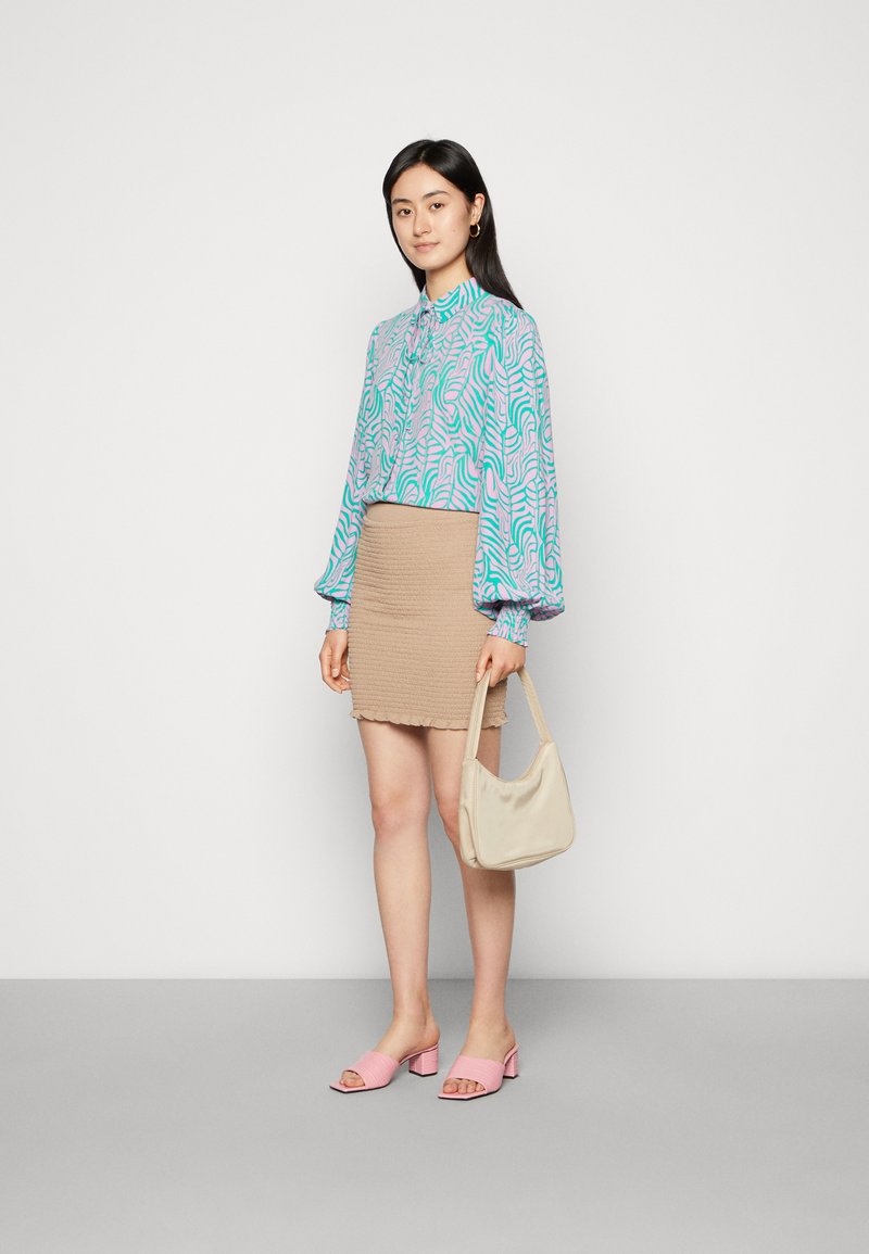 Koszula rozkloszowana w kwiaty Yas M Rozmiar M