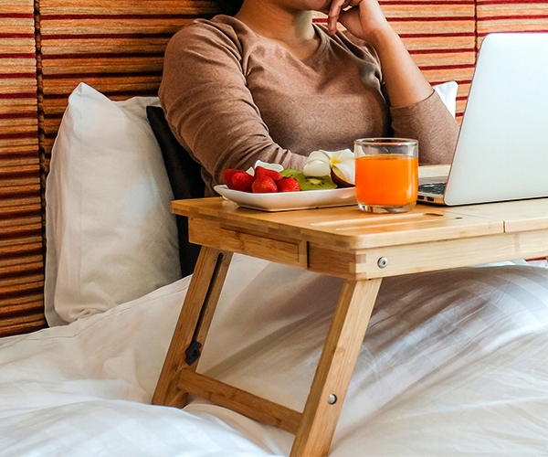 TACA TACKA DREWNIANA STOLIK ŚNIADANIOWY DO ŁÓŻKA Marka Webski