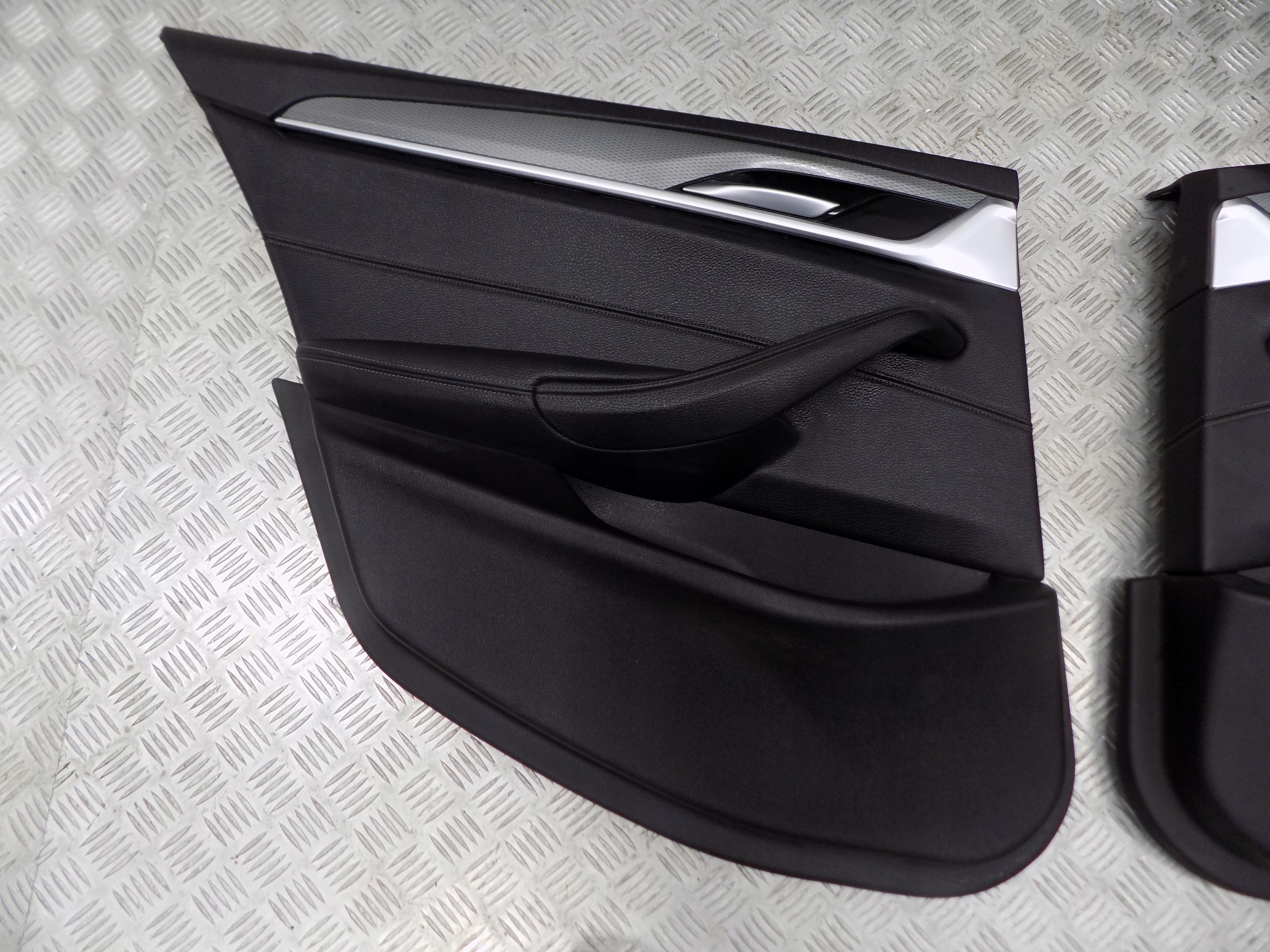 BMW G30 upholstery door side front rear part leather NIC KOMPLET