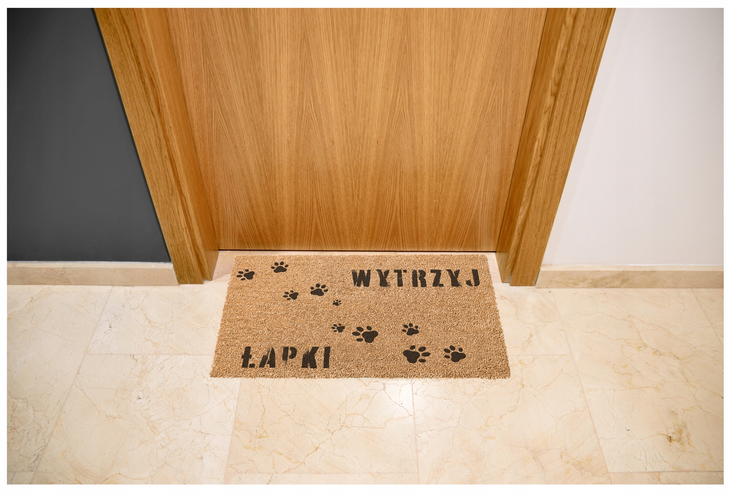 wycieraczka z napisem Wytrzyj łapki i grafiką Marka inna