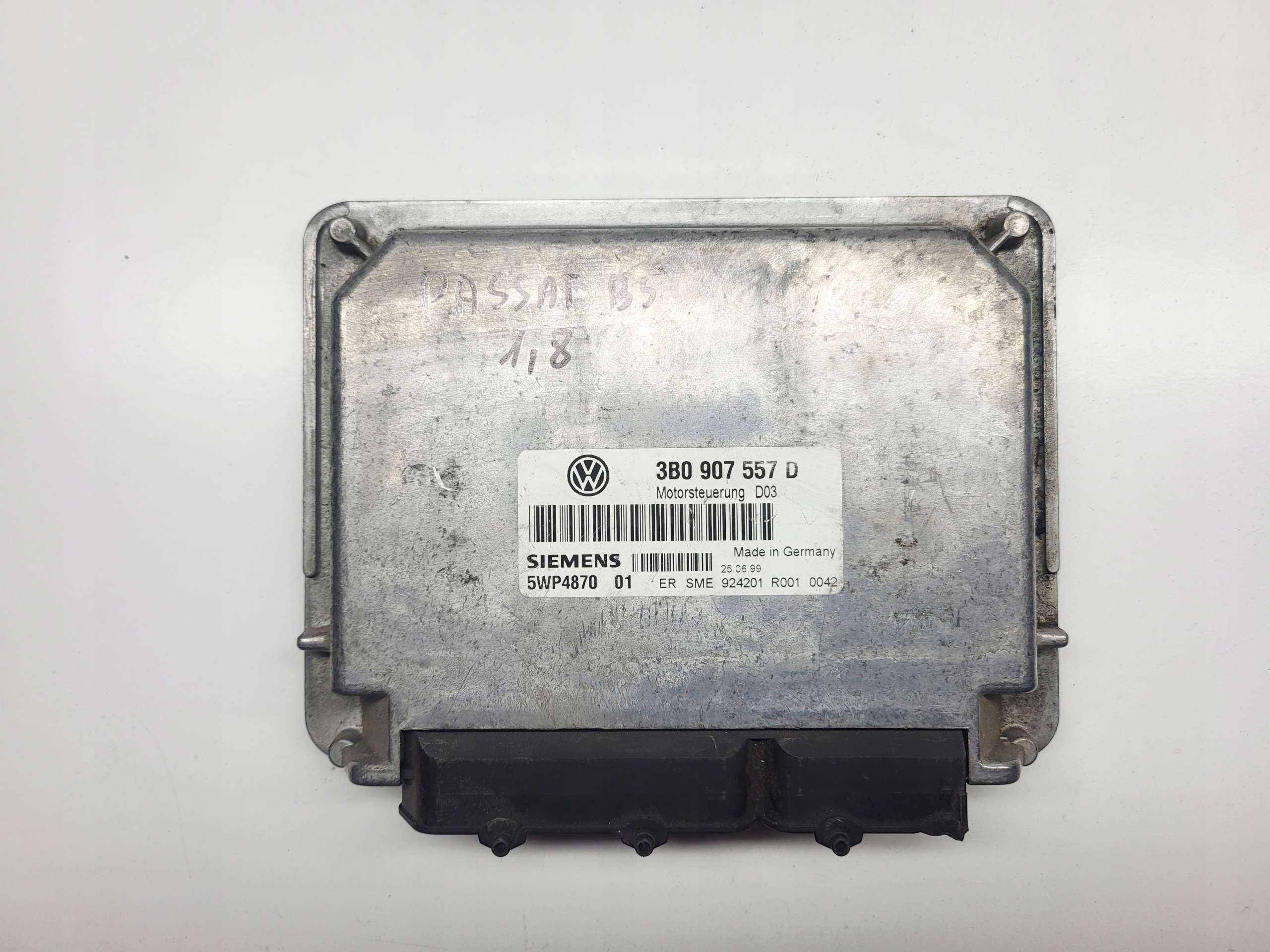 computer control unit of the engine VW Passat B5 1.8 3B0907557D 5WP487001