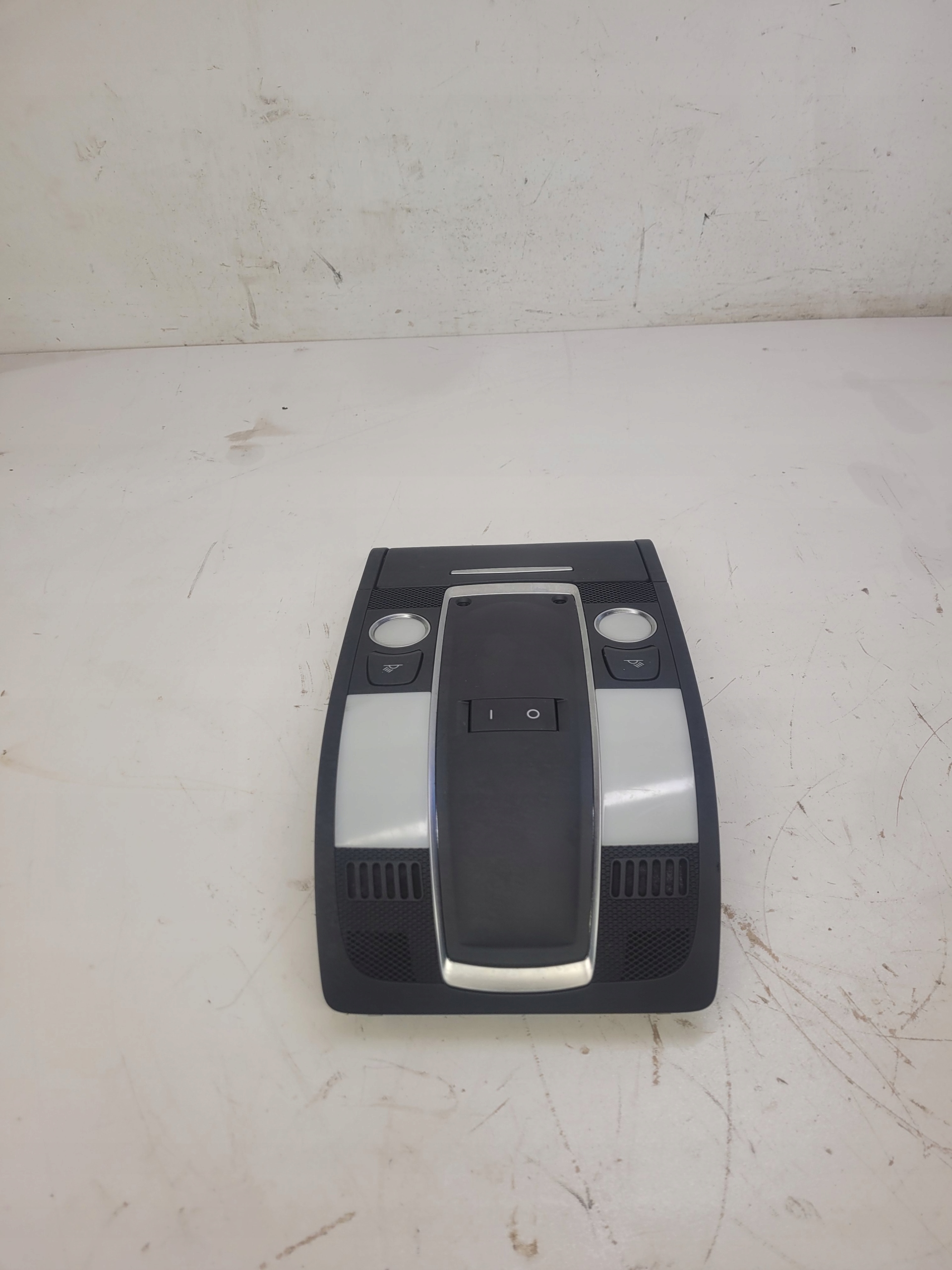 Лампа освещения салона AUDI Q7 4L 4L0947135F