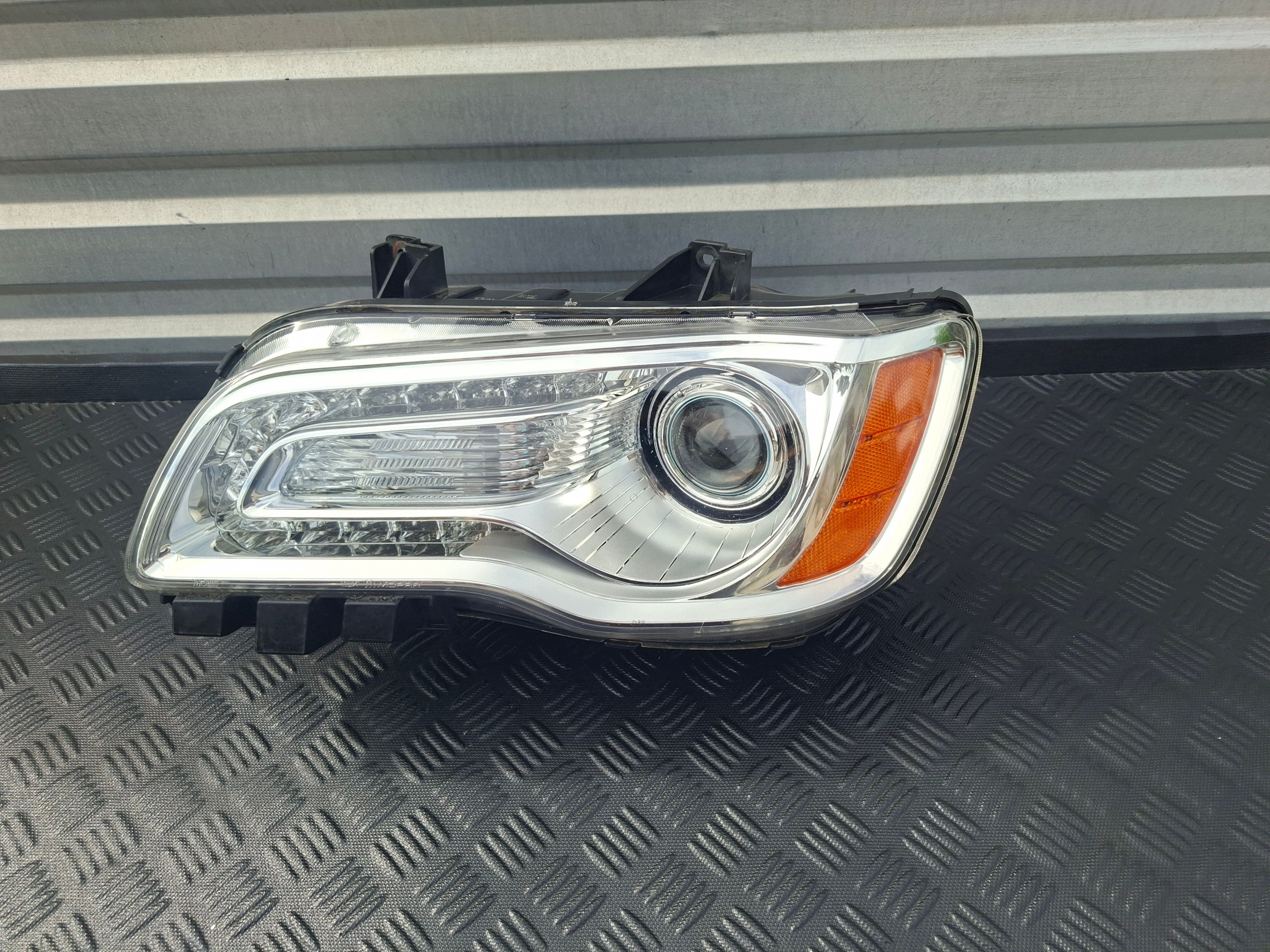 light front left front left XENON EUROPA CHRYSLER 300C II LANCIA THEMA